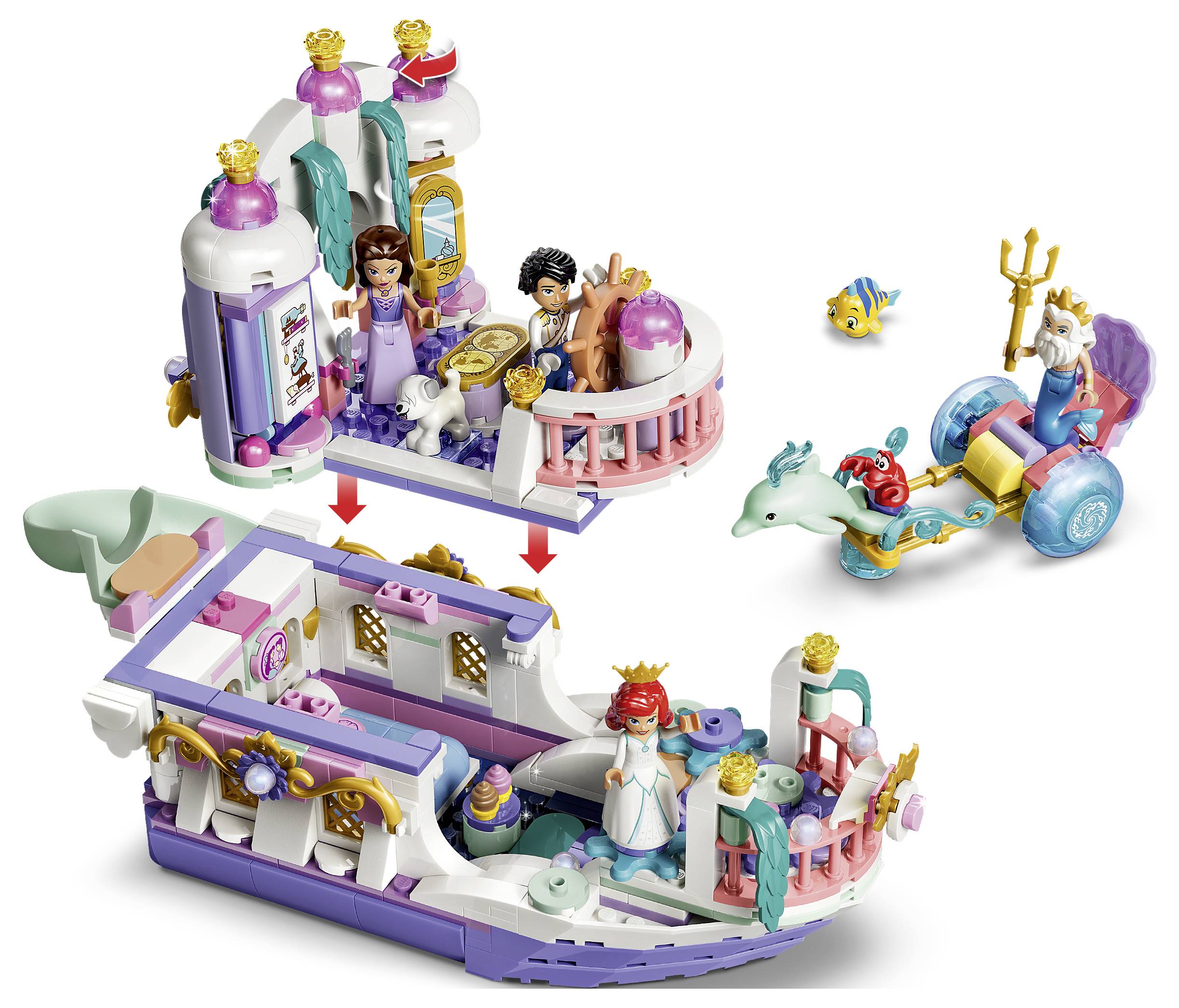 Stavebnice v LEGO stylu, fantazijní loď rozdělená na dvě sekce s minifigurkami, mořskými tvory a malou scénou s vozítkem taženým delfínem a třízoubcem na pravé straně.