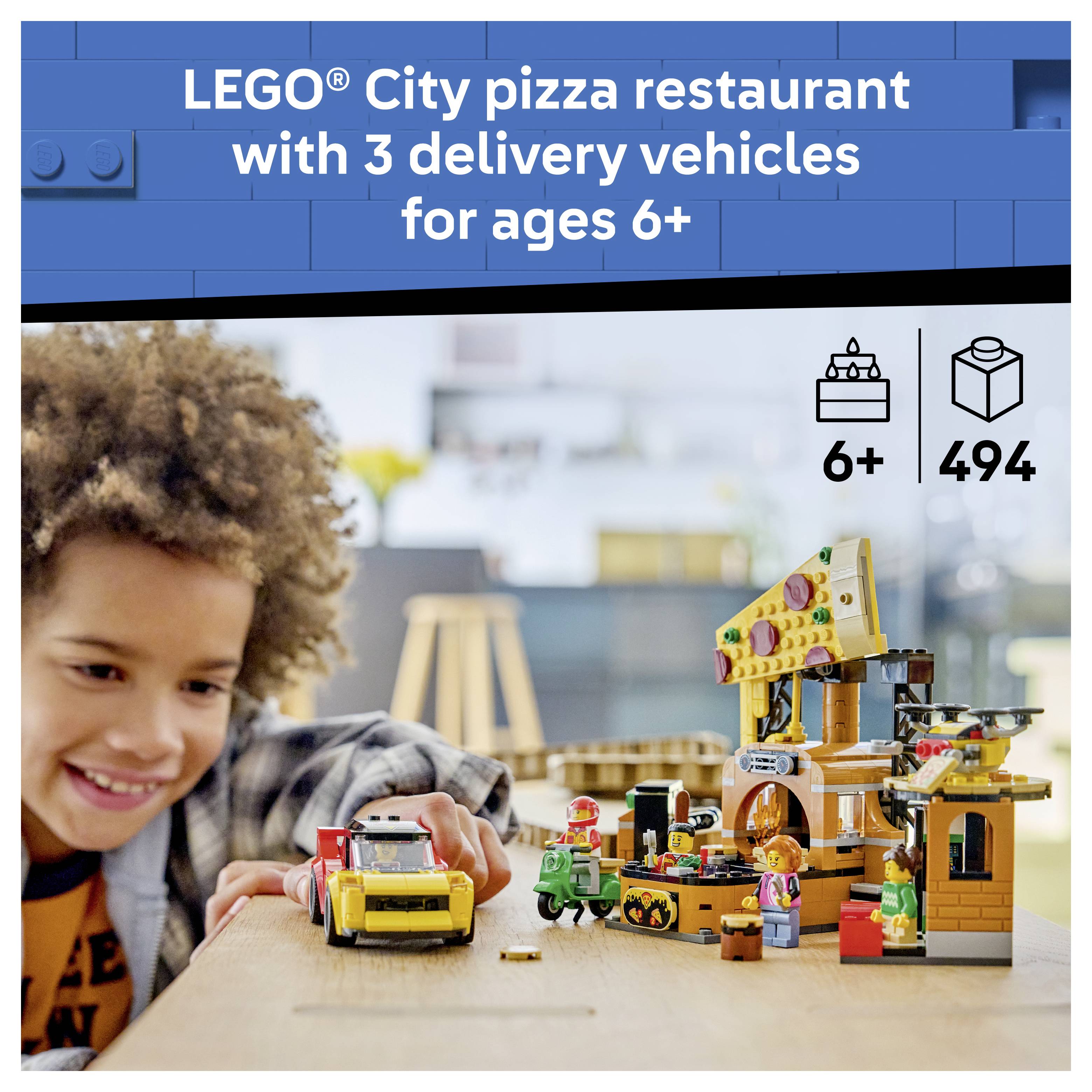 LEGO City souprava pizzerie pro věk 6+, 494 dílů, se 3 vozidly pro doručování a miniaturními figurkami, které jsou na obrázku používány dítětem.