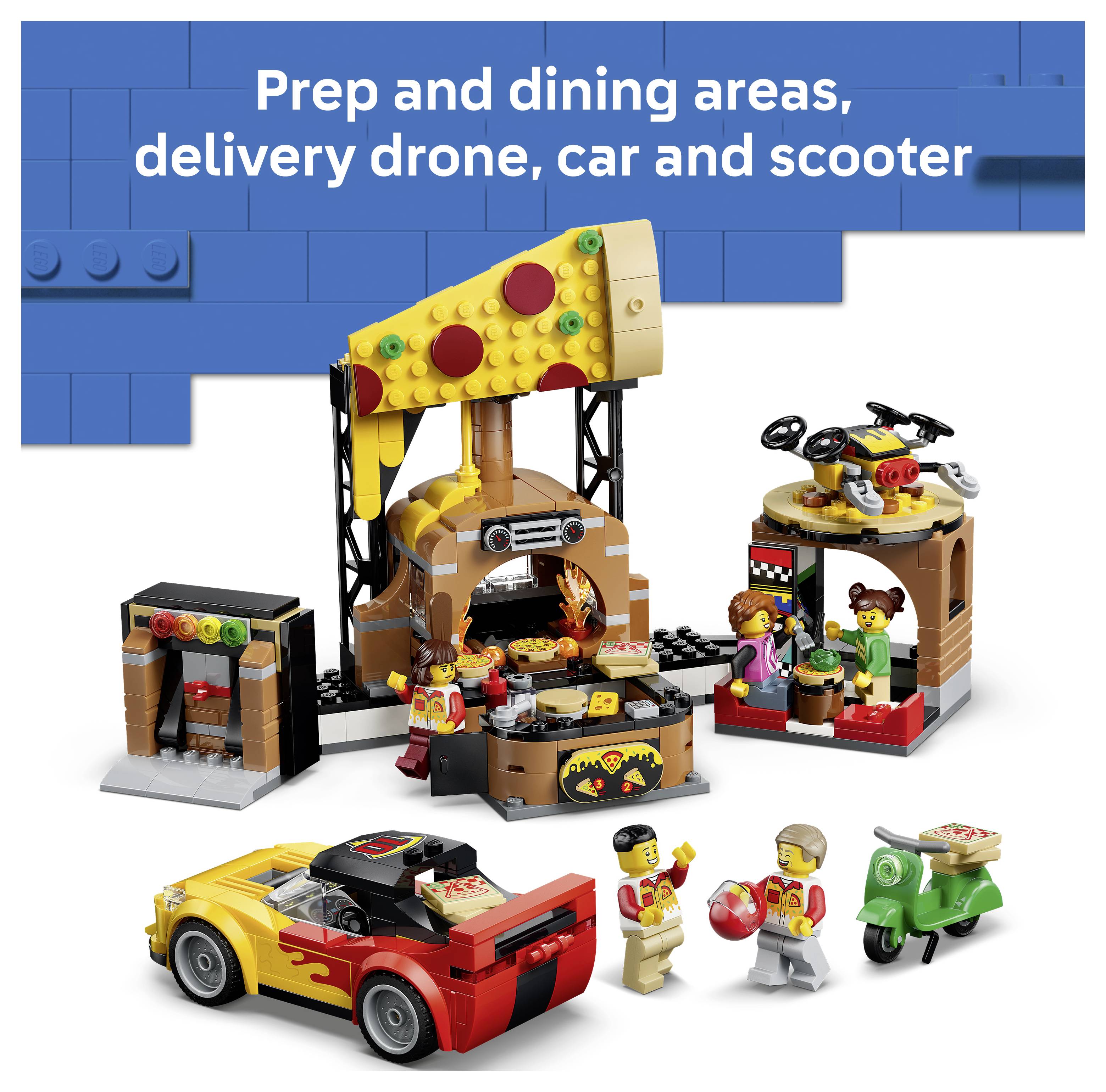 Sada legorestaurace s přípravnými a jídelními prostory, doručovacím dronem, autem, skútrem a figurkami s názvem "Přípravné a jídelní prostory, doručovací dron, auto a skútr".