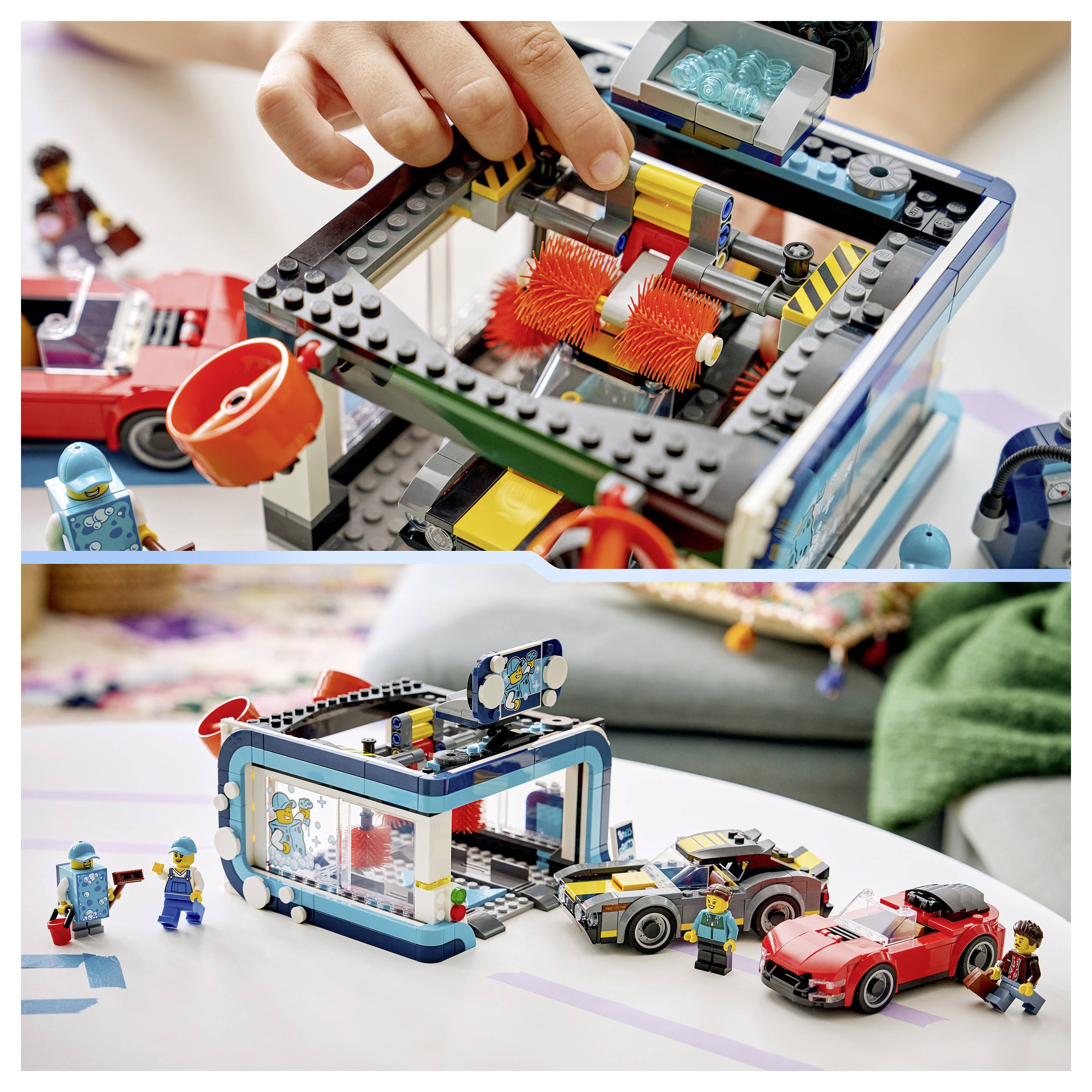 Dítě si skládá stavebnici LEGO-stylu s mytickou linkou automyček se dvěma sportovními automobily, garáží a figurkami na stolku.