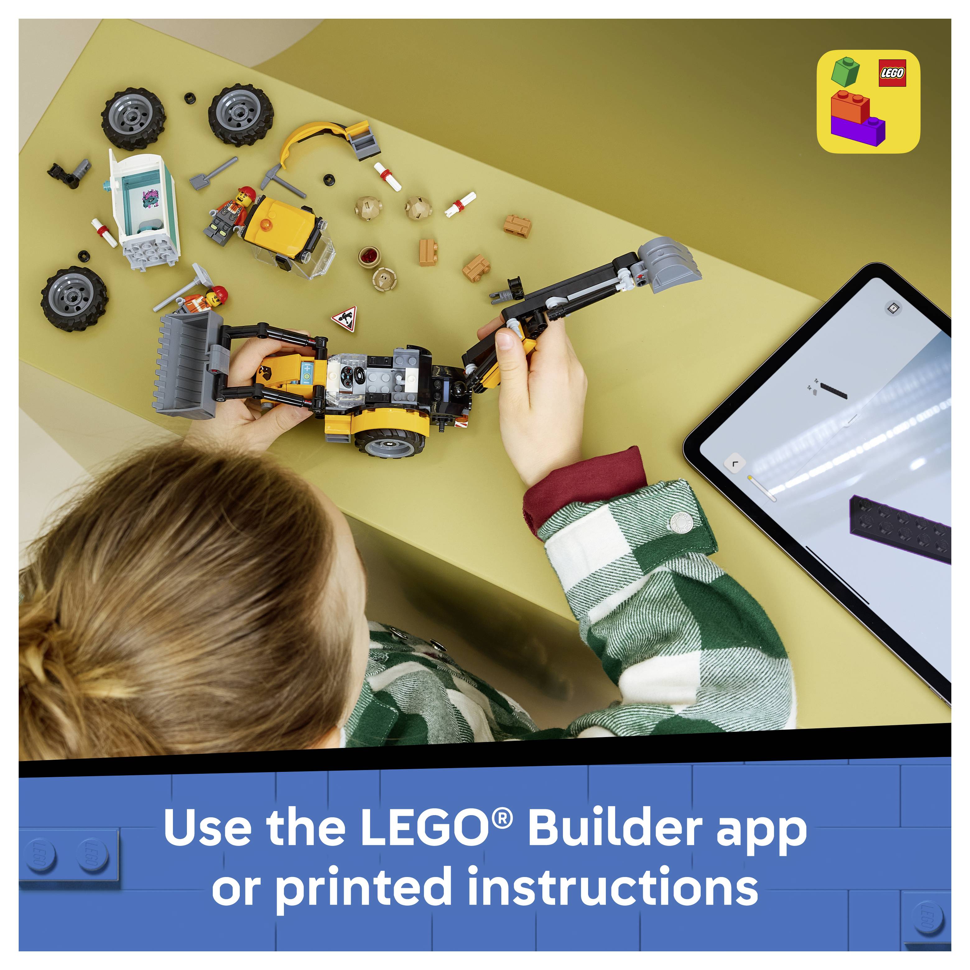 Dítě skládající vozidlo z LEGO s kusyrozprostřenými vedle tabletu, s textem "Použijte aplikaci LEGO Builder nebo tištěné návody".