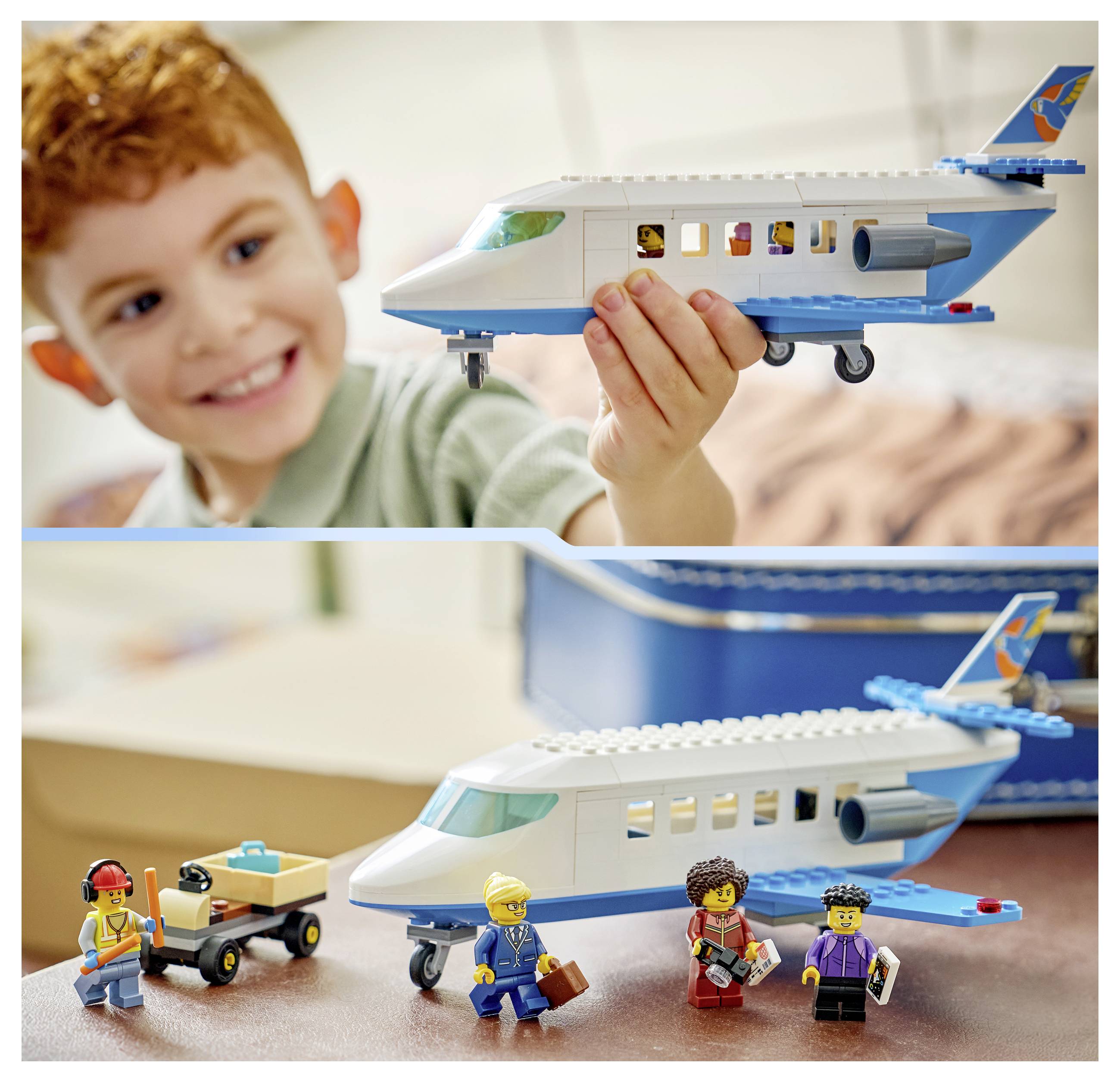 Malý chlapec drží hračku letadla ve stylu LEGO; níže je letadlo vystaveno s miniaturními figurkami a malým bagážovým vozíkem na stole.