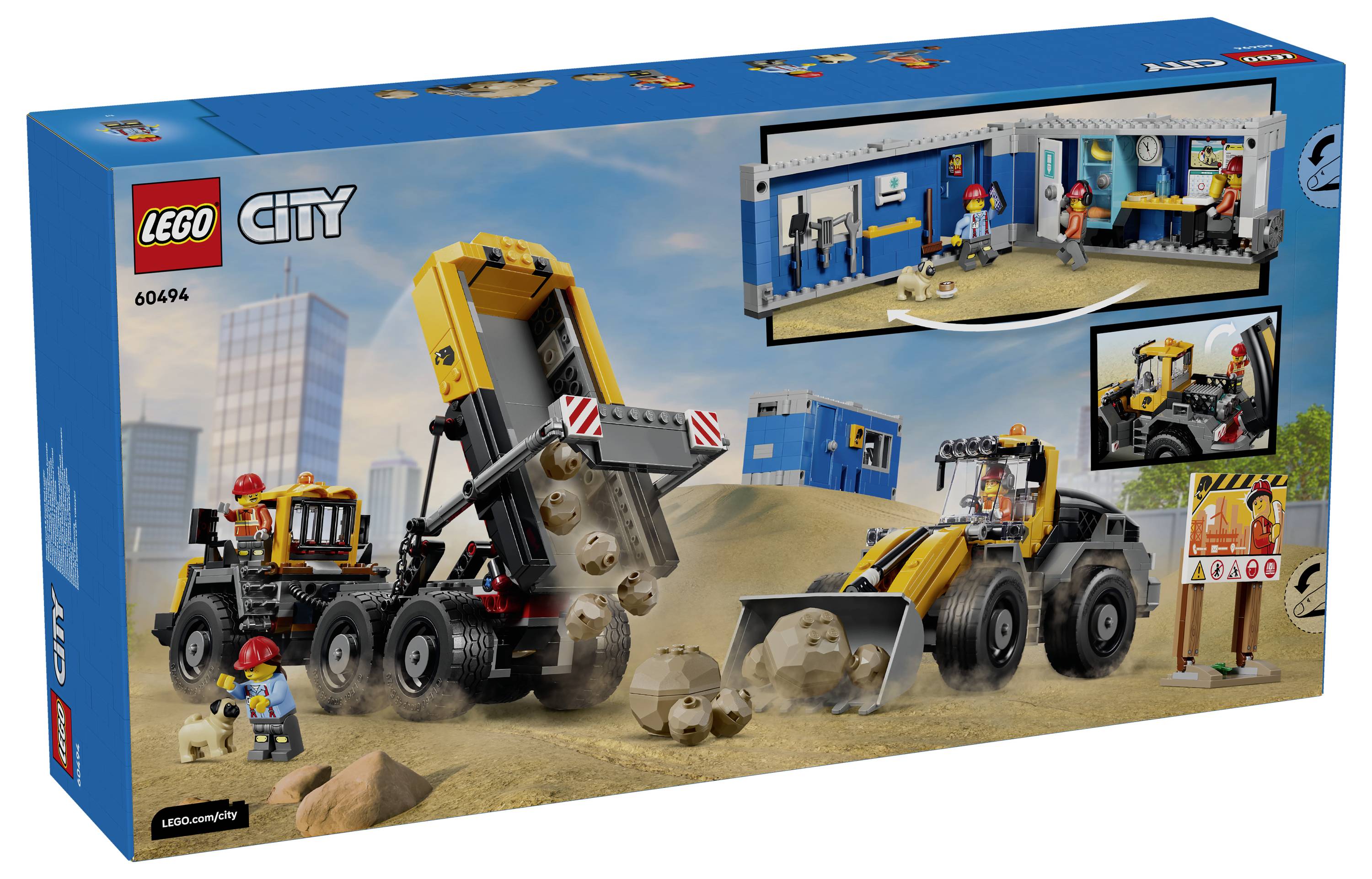 Krabice stavebnice LEGO City zobrazující dva nákladní vozy, nakladač a stavební přívěs s figurkami stavbyvedoucích pracujícími v pískovém lomu.