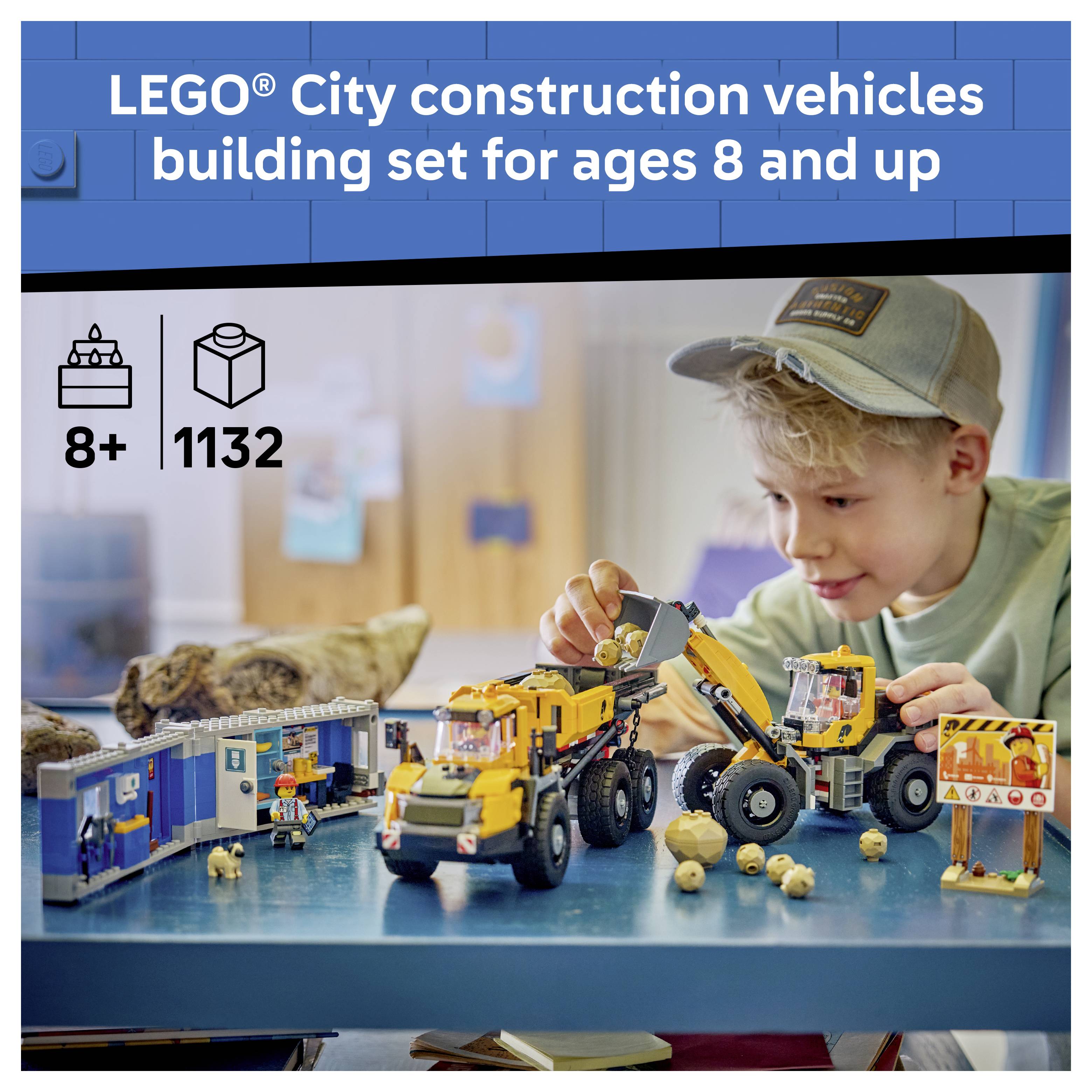 Stavební vozidla LEGO City, sada pro věk 8+, 1132 dílků, zobrazena s dítětem hrajícím si s náklaďákem, bagrem a scénou staveniště.