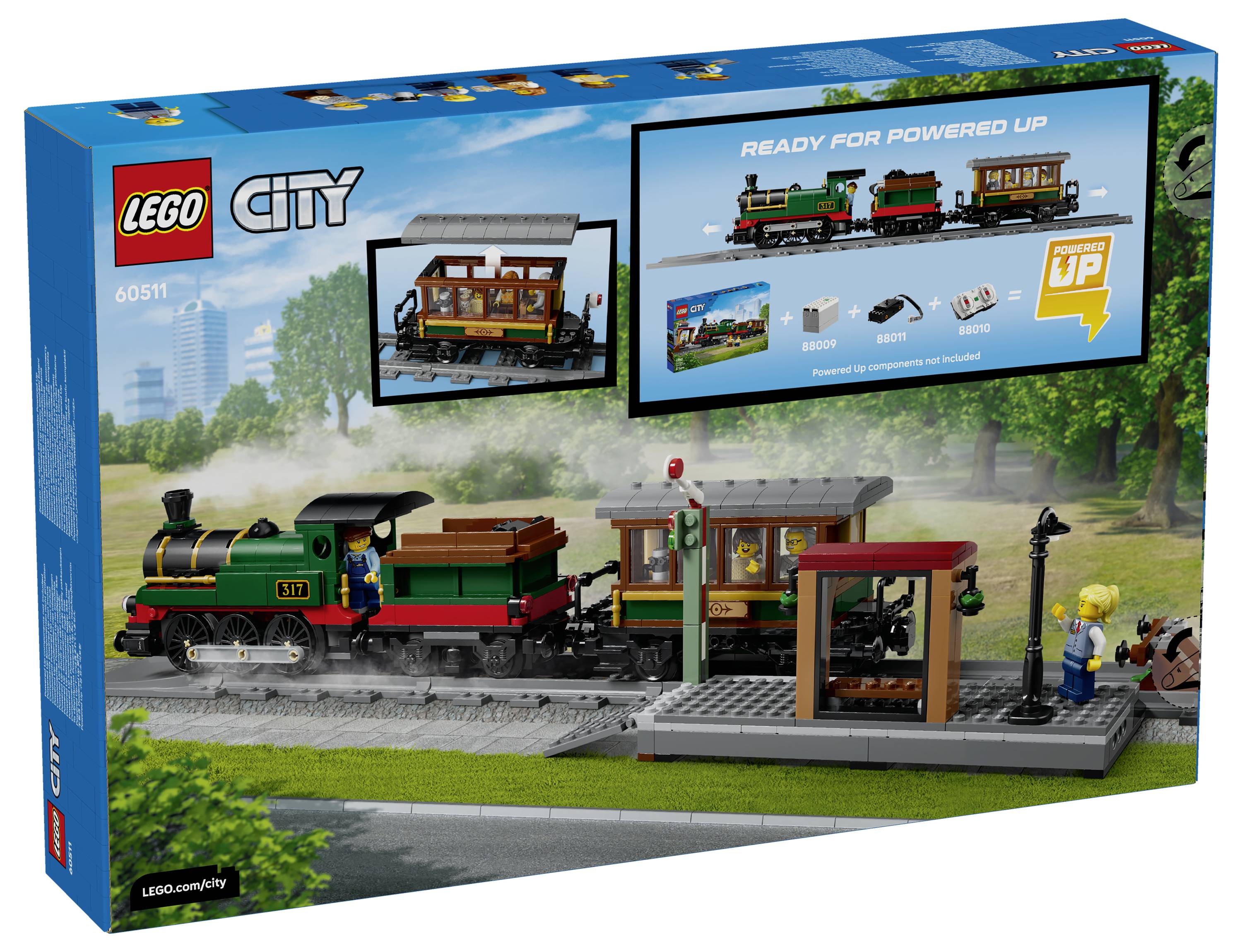 Sada LEGO City vlaku na obalu zobrazující zelenou parní lokomotivu, osobní vůz a stanici s nástupištěm, s vyzvýchleným kompatibilitou aplikace Powered Up.