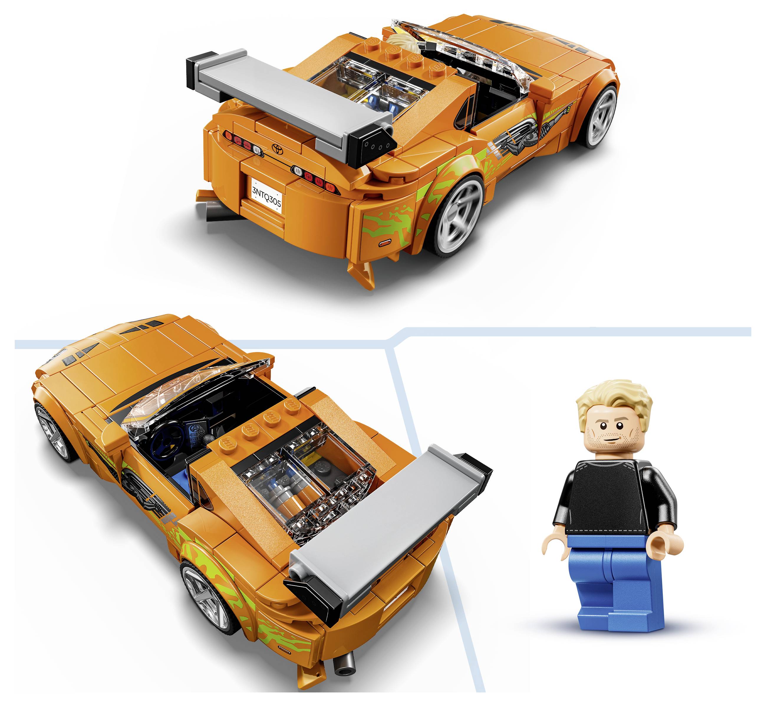 Oranžový sportovní vůz ve stylu LEGO zobrazený z pohledu zezadu a shora vedle blonďaté figurky na bílém pozadí.