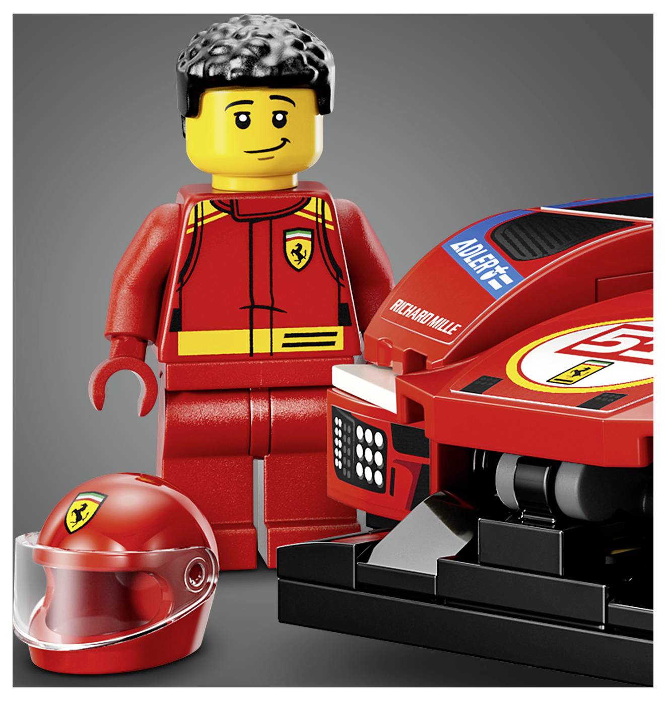 LEGO Ferrari závodní auto se stavitelnou minifigurkou řidiče v červeném závodním obleku a červené Ferrari přilbě na šedém pozadí.