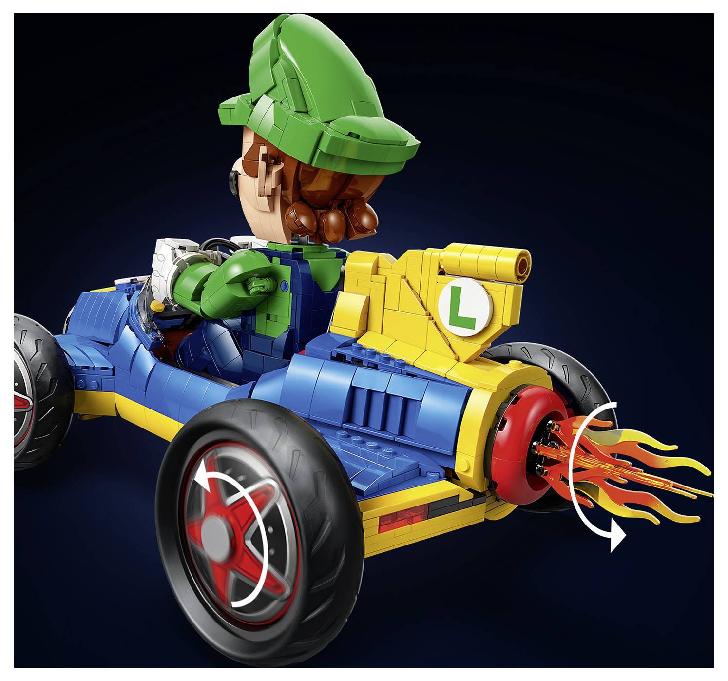LEGO Luigi v modrém a žlutém kártu, s plameny vyrážejícími ze zadního výfuku na tmavém pozadí.