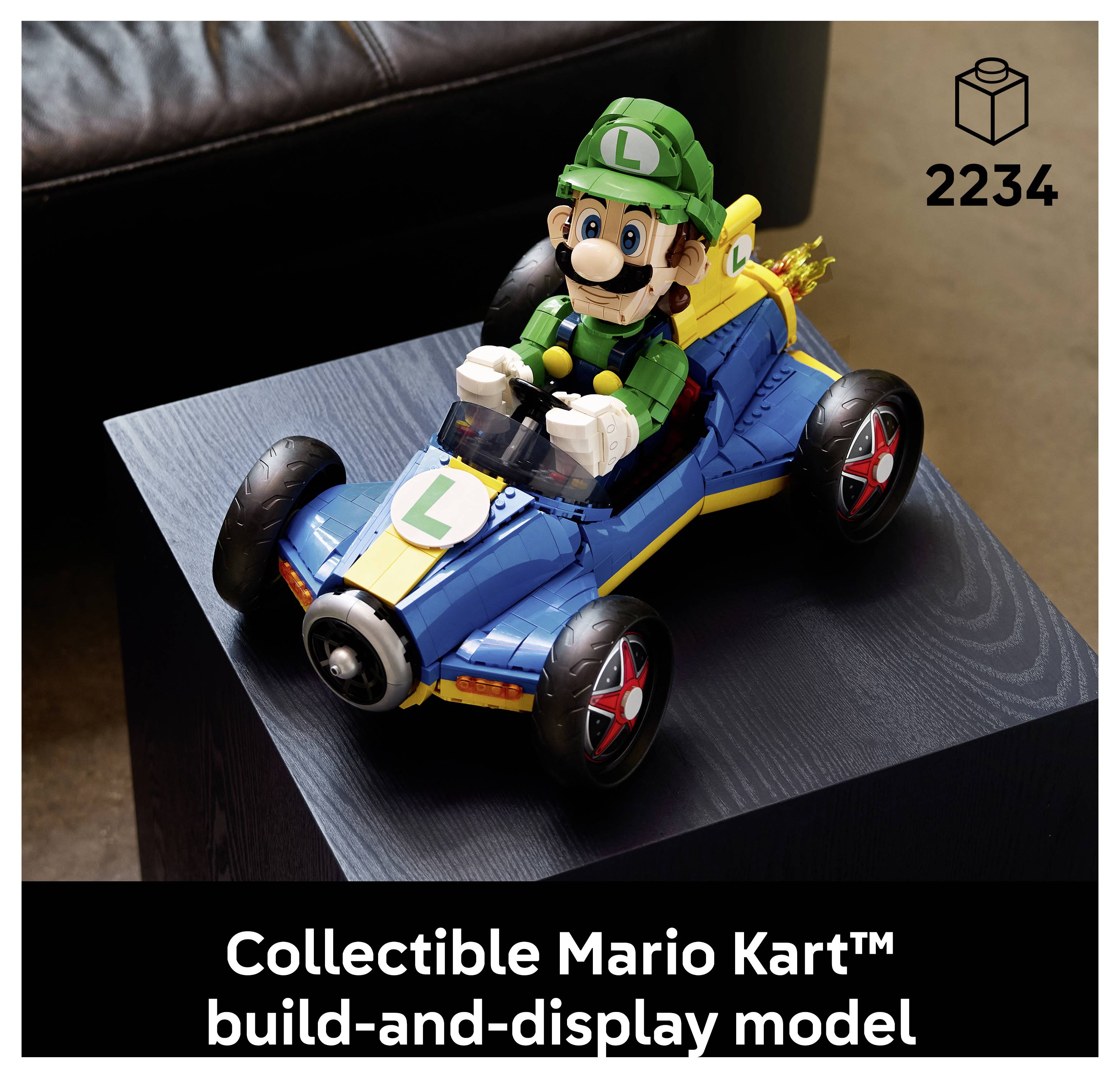 LEGO Luigi v modrém kartě na stojanu, označený „Sběratelský model Mario Kart - stavebnice a displej" a sada 2234.