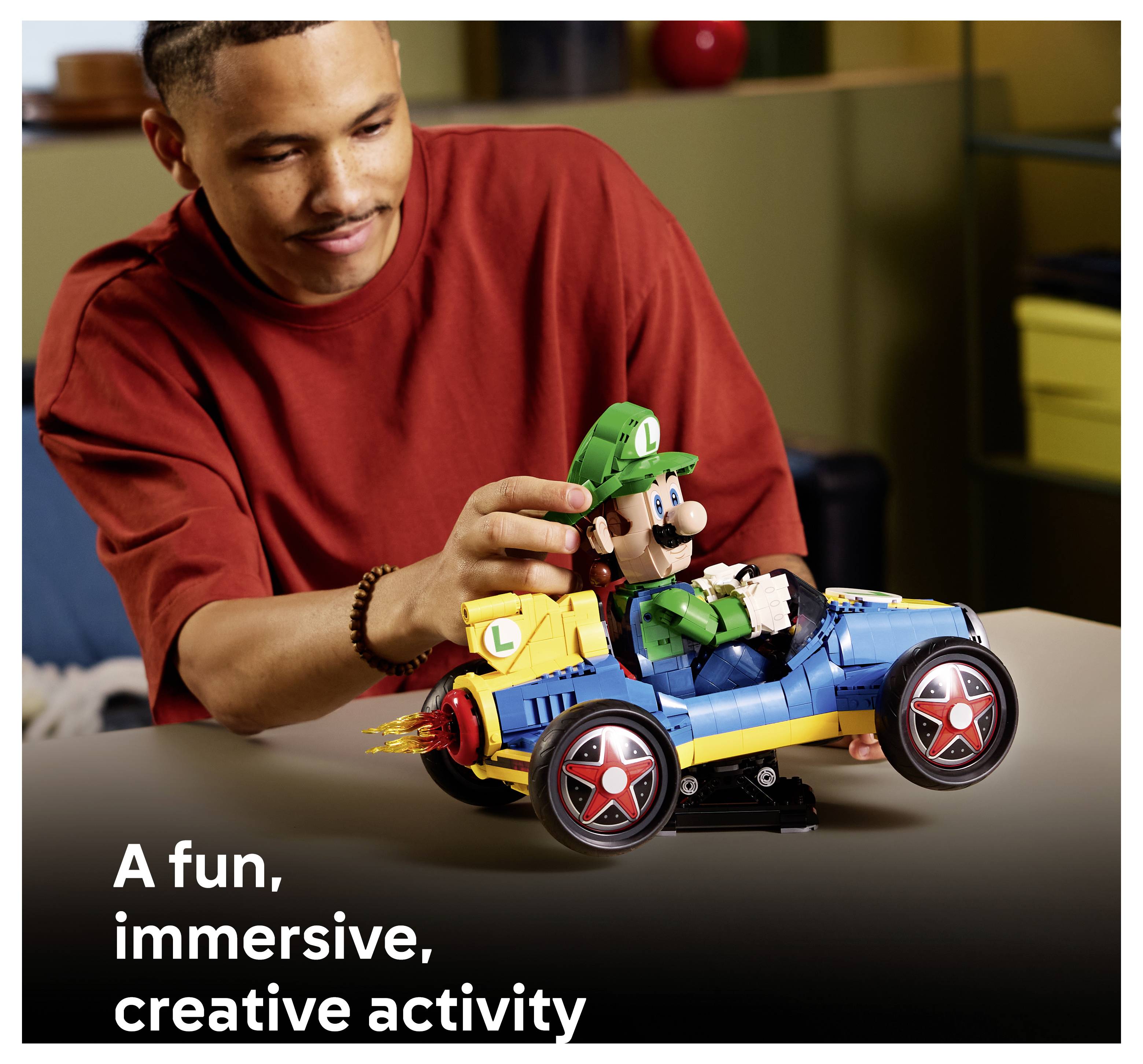 Muž skládá hračku LEGO Luigi a modrý kart; titulek říká „Zábavná, pohlcující a kreativní činnost".