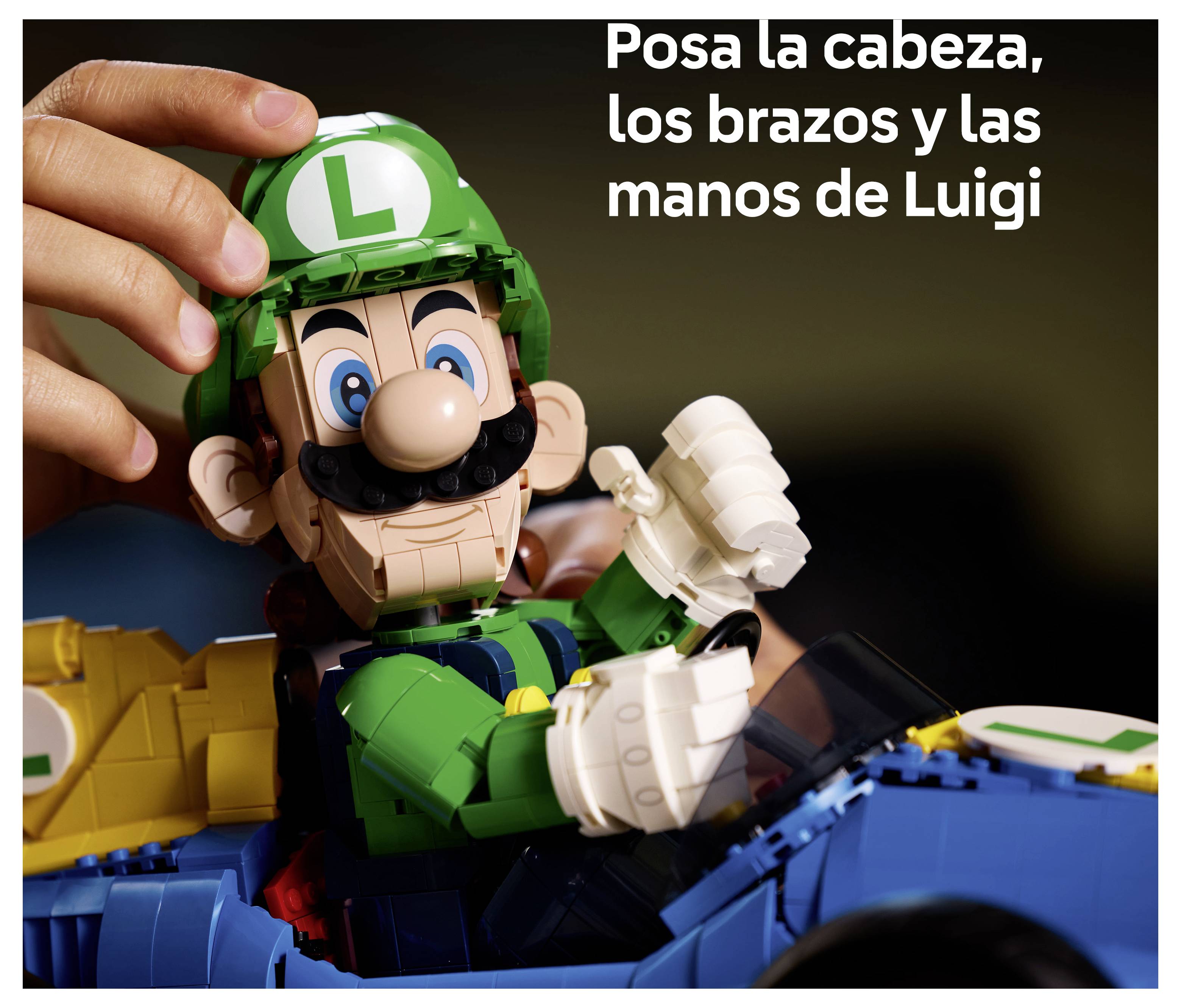 Ruka upravuje figurku LEGO Luigi; španělský text říká "Posa la cabeza, los brazos y las manos de Luigi".