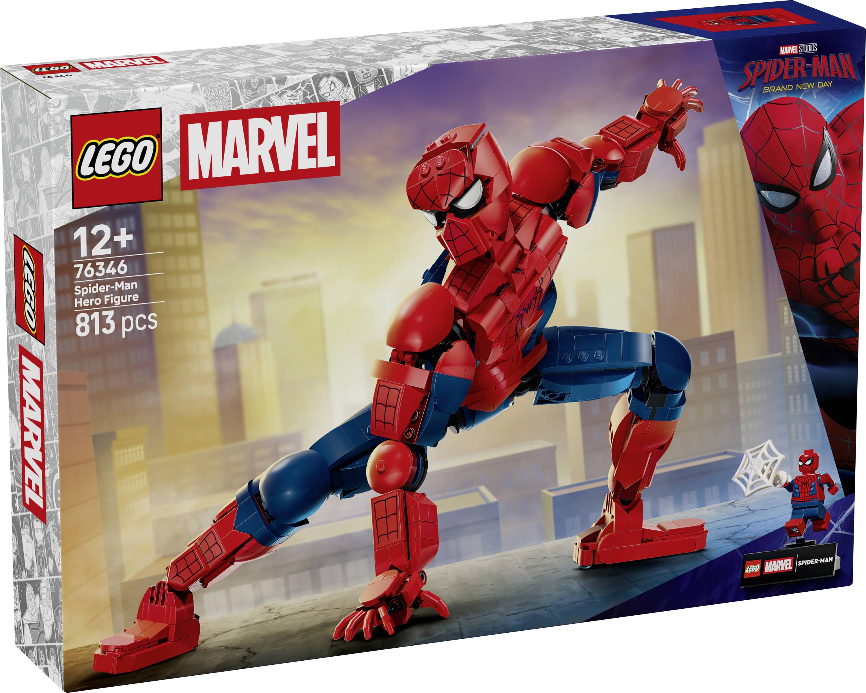 Stavebnice LEGO Marvel Spider-Man se zobrazením velkého červeno-modrého Spider-Manova robota v póze nad siluetou města; věk 12+, 813 dílků, sada 76346.