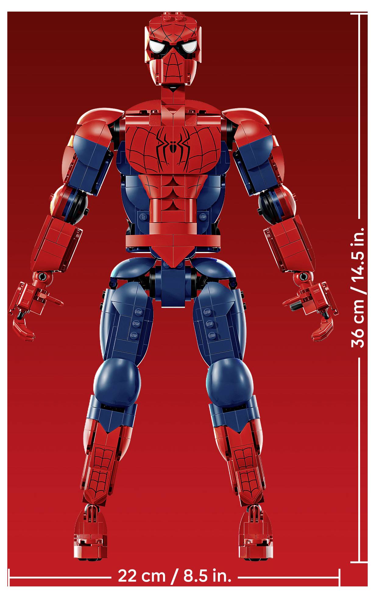 Akční figurka Spider-Mana v červené a modré barvě zobrazená v plné výšce na červeném pozadí s rozměry 36 cm/14,5 palců vysoká a 22 cm/8,5 palců široká.