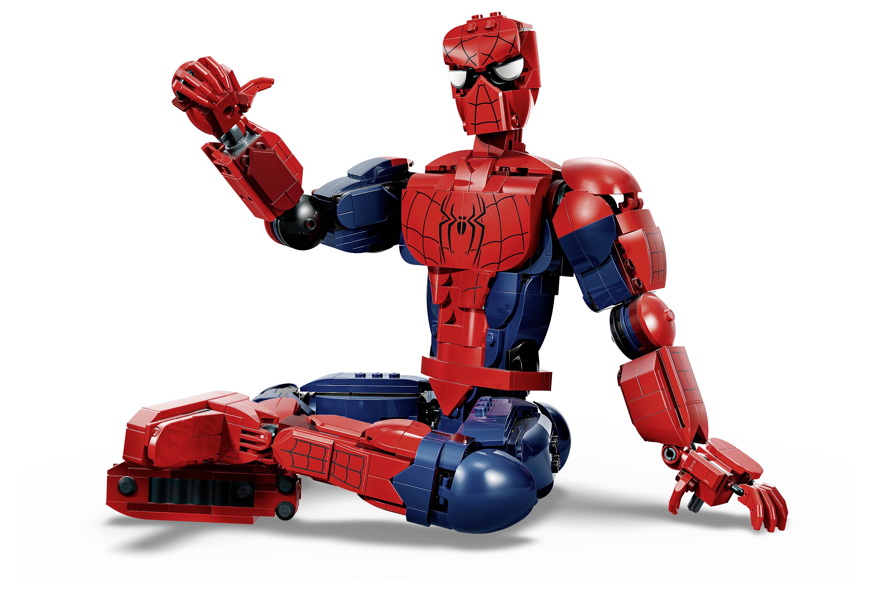 Figurka Spider-Mana ve stylu Lego sedící na bílém pozadí s jednou rukou zvednutou na pozdrav.