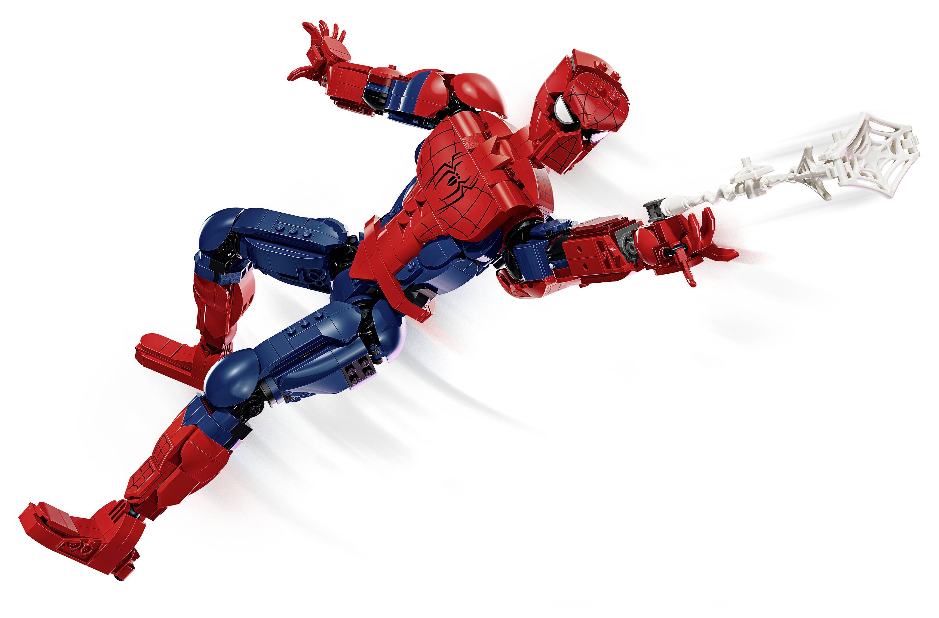 Figurka Spider-Mana v ataku vzduchem, v pose skoku a držící bílý příslušenství vrhače sítě na jednoduchém bílém pozadí.