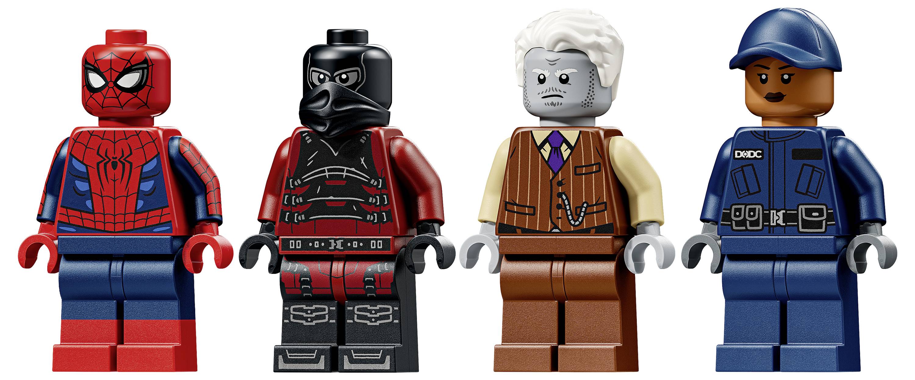 Čtyři LEGO figurky stojí vedle sebe: Spider-Man, maskovaná postava v červeno-černém pancéřovém oblečení, muž se šedými vlasy v béžové vesty a stavbyně v modré uniformě.
