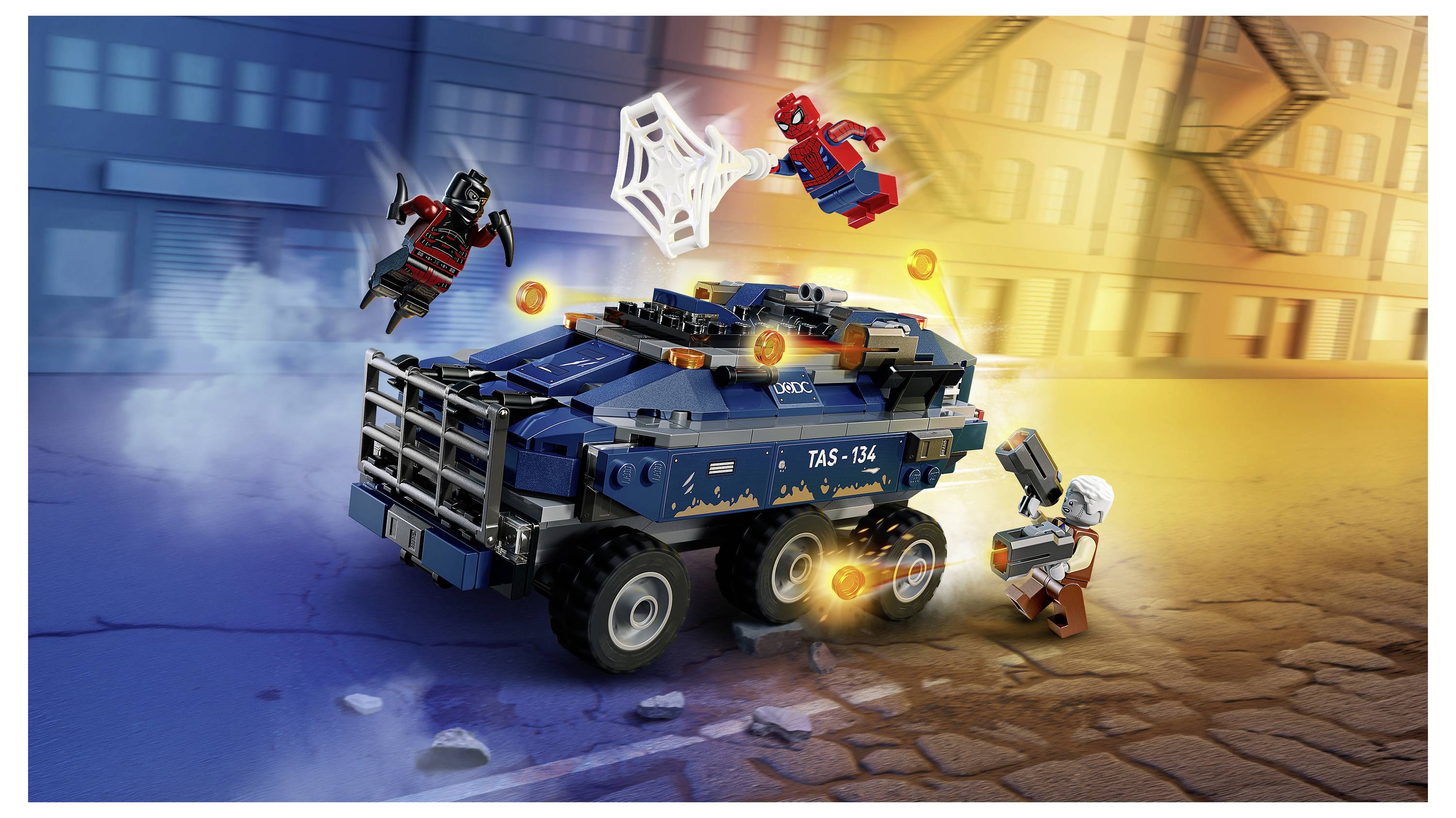 Spider-Man a zápoják v černém oblečení útočí na modrý pancéřovaný vůz zářícími projektily; další postavy prchají vedle vozidla.