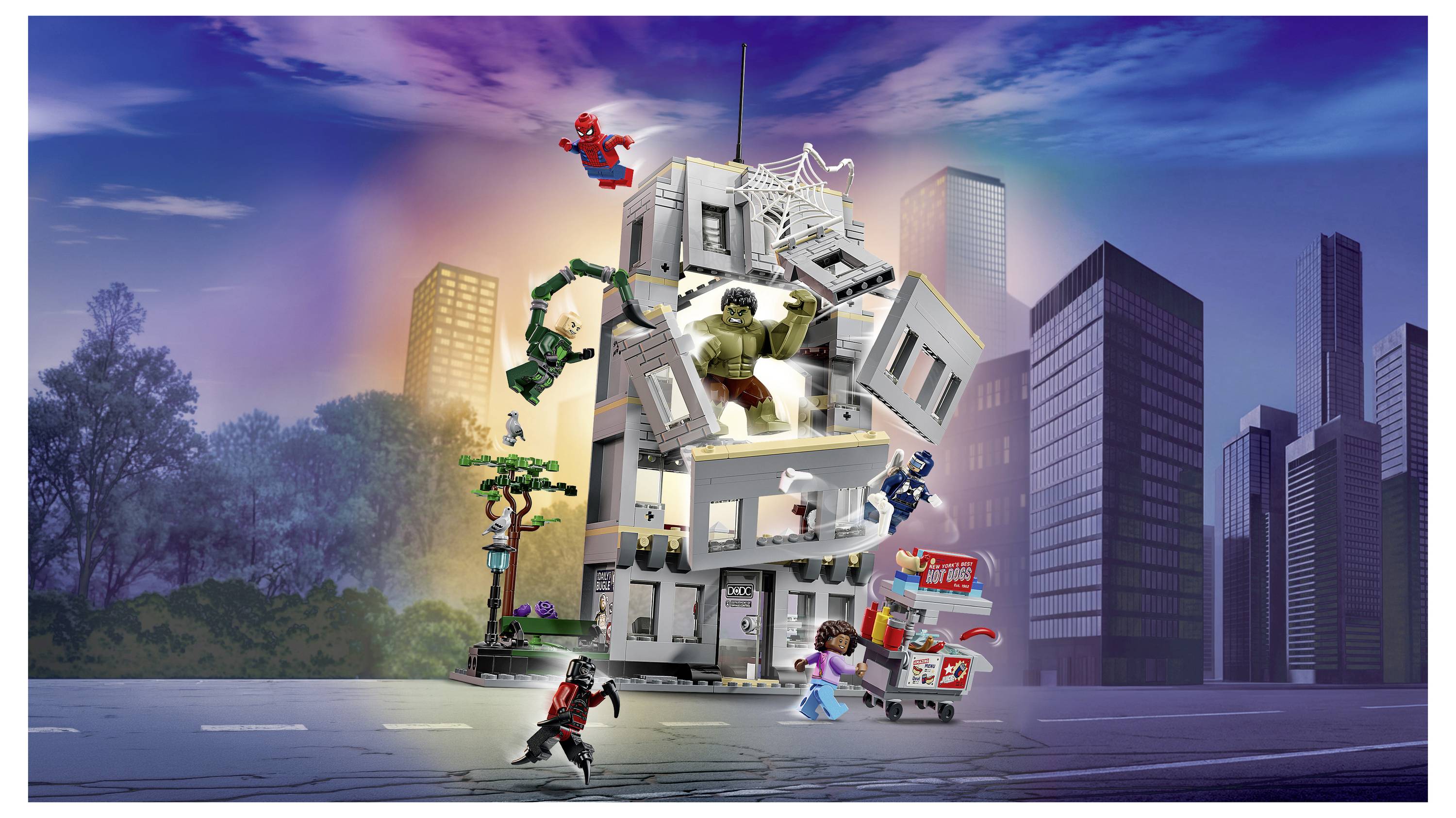 Scéna sady LEGO Avengers věž s minifigurkami bojujícími kolem vícepatrové budovy na pozadí městské siluety