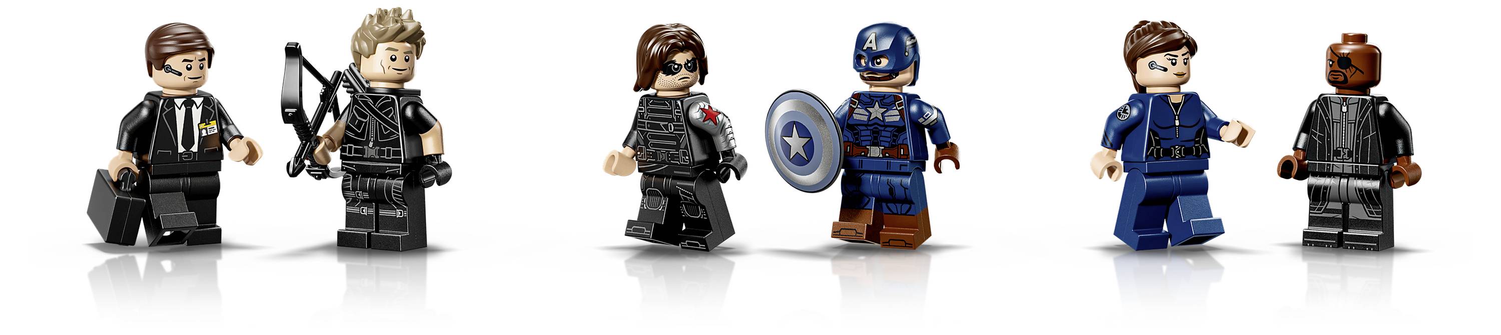 Pět párů LEGO minifigurek zobrazených vedle sebe: muž v černém obleku s ozbrojením taktickou figurkou, kyborgem s kapitánem Amerikou, důstojníkem v modrém stejnokroji s robotem a mužem s kufříkem s robotem.