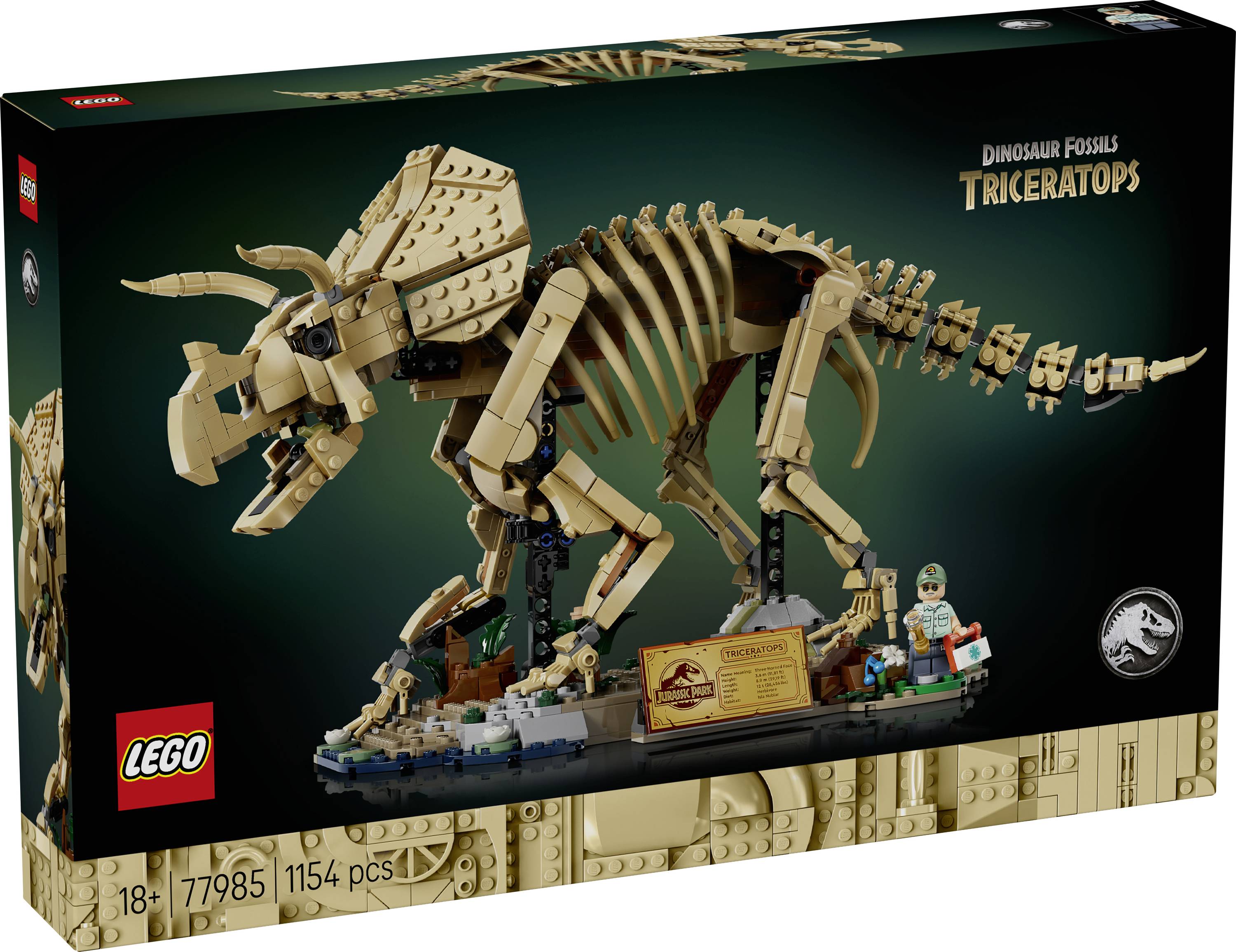 LEGO sada Dinosaurích Fosilií Triceratops, která na krabici znázorňuje béžový kostřový model s postranní prezentační základnou figurky, označena 18+ a obsahuje 1154 dílů.