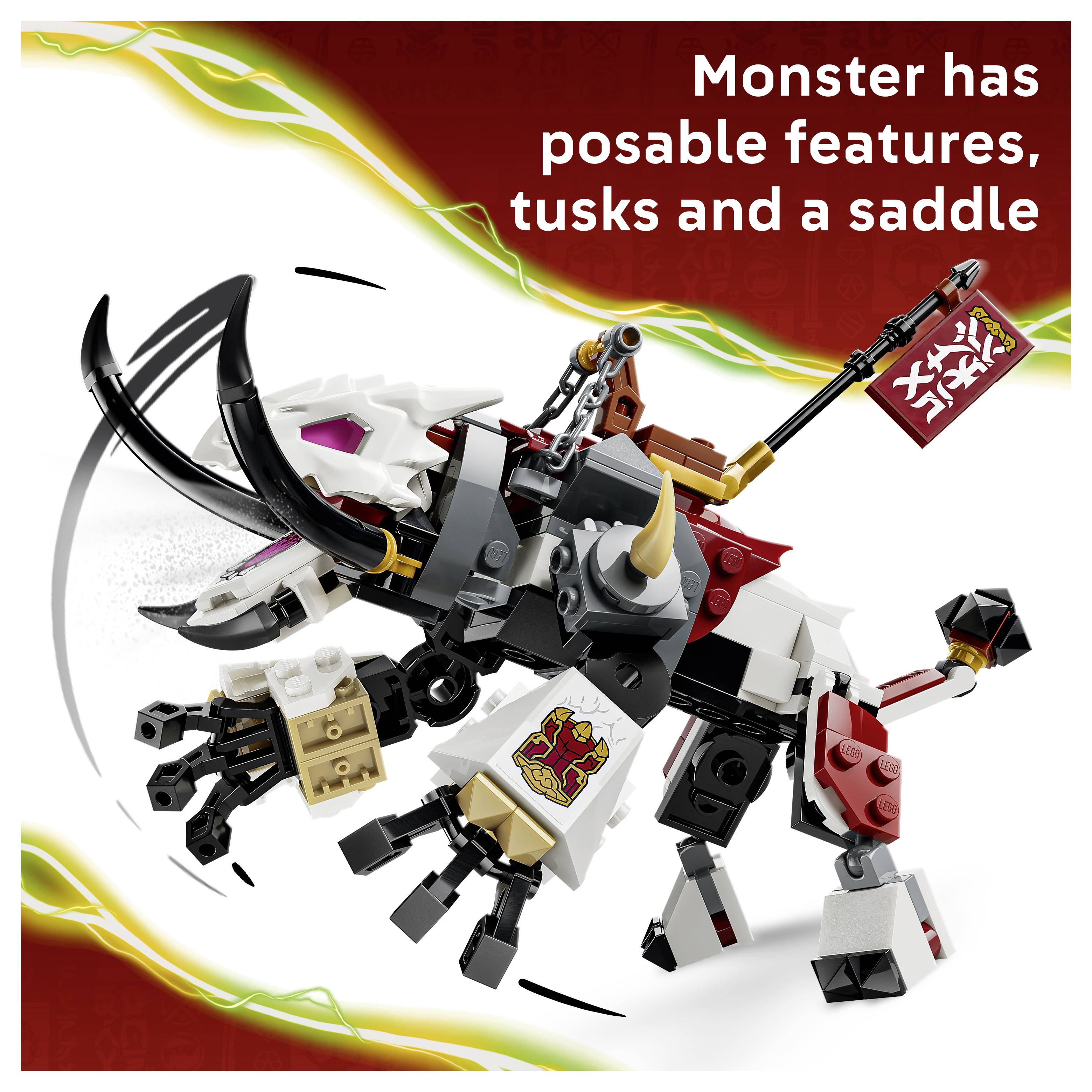 LEGO-style monster figure s kly, sedlem a vlajkou, zobrazený v dynamické poze s textem "Monster má pohyblivé prvky, kly a sedlo"