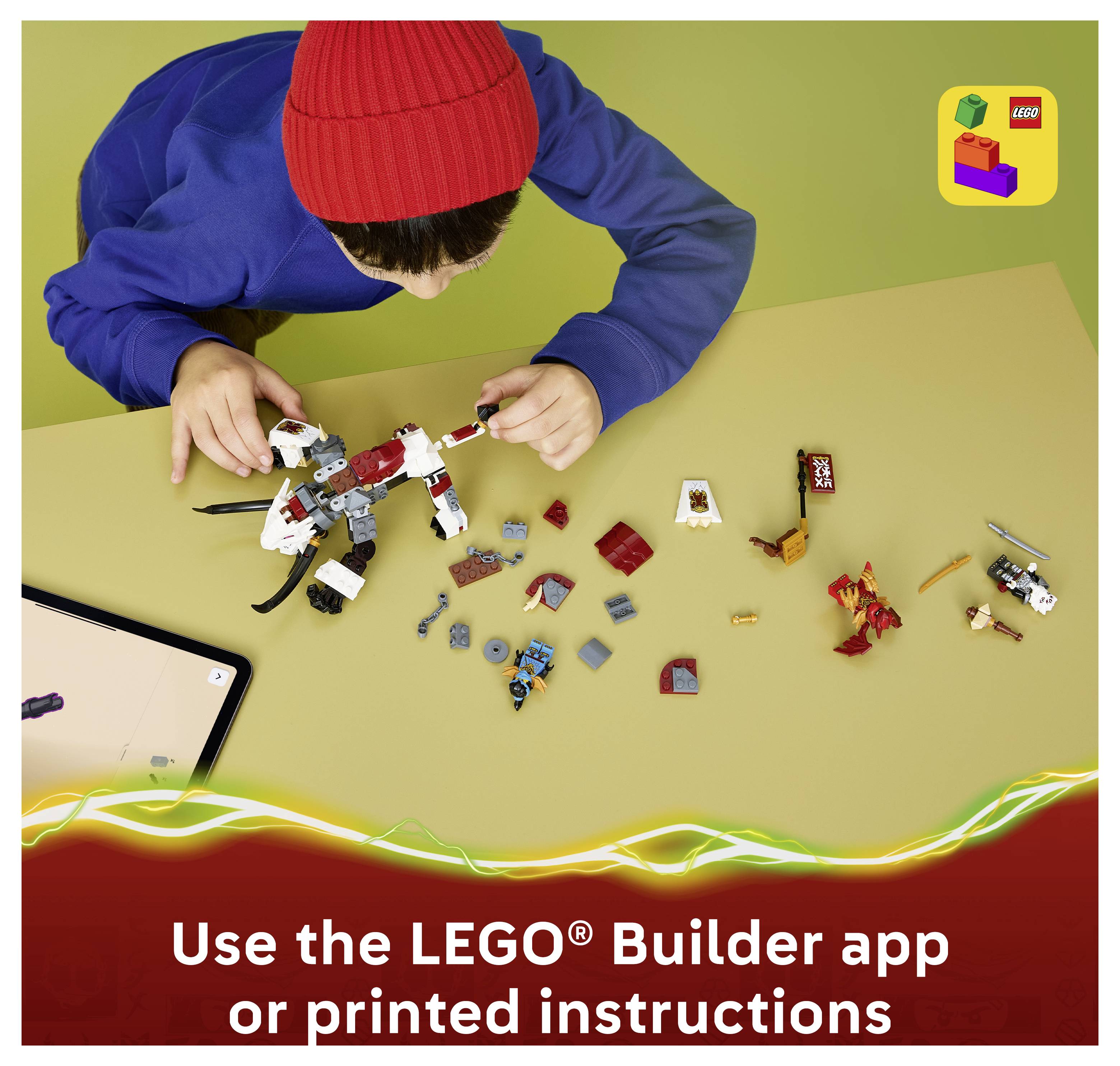 Dítě v červené čepici staví model z LEGA na stole, s rozprostřenými volnými částmi a textem „Použijte aplikaci LEGO® Builder nebo tištěné pokyny".