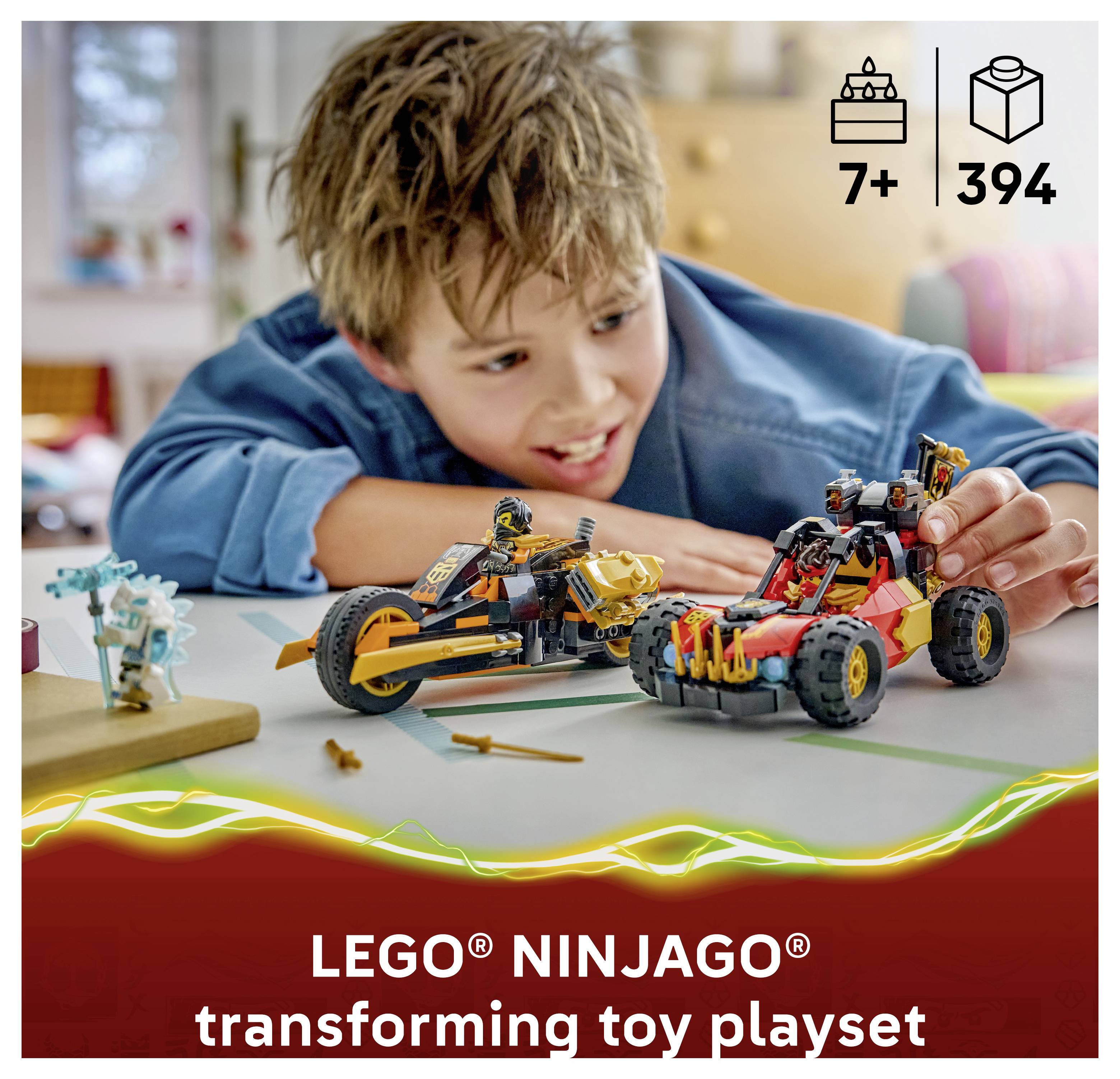 Chlapec si hraje s LEGO NINJAGO transformující se sadou hraček, se dvěma stavitelnými vozidly na stole; štítek ukazuje „7+" a „394" dílků.