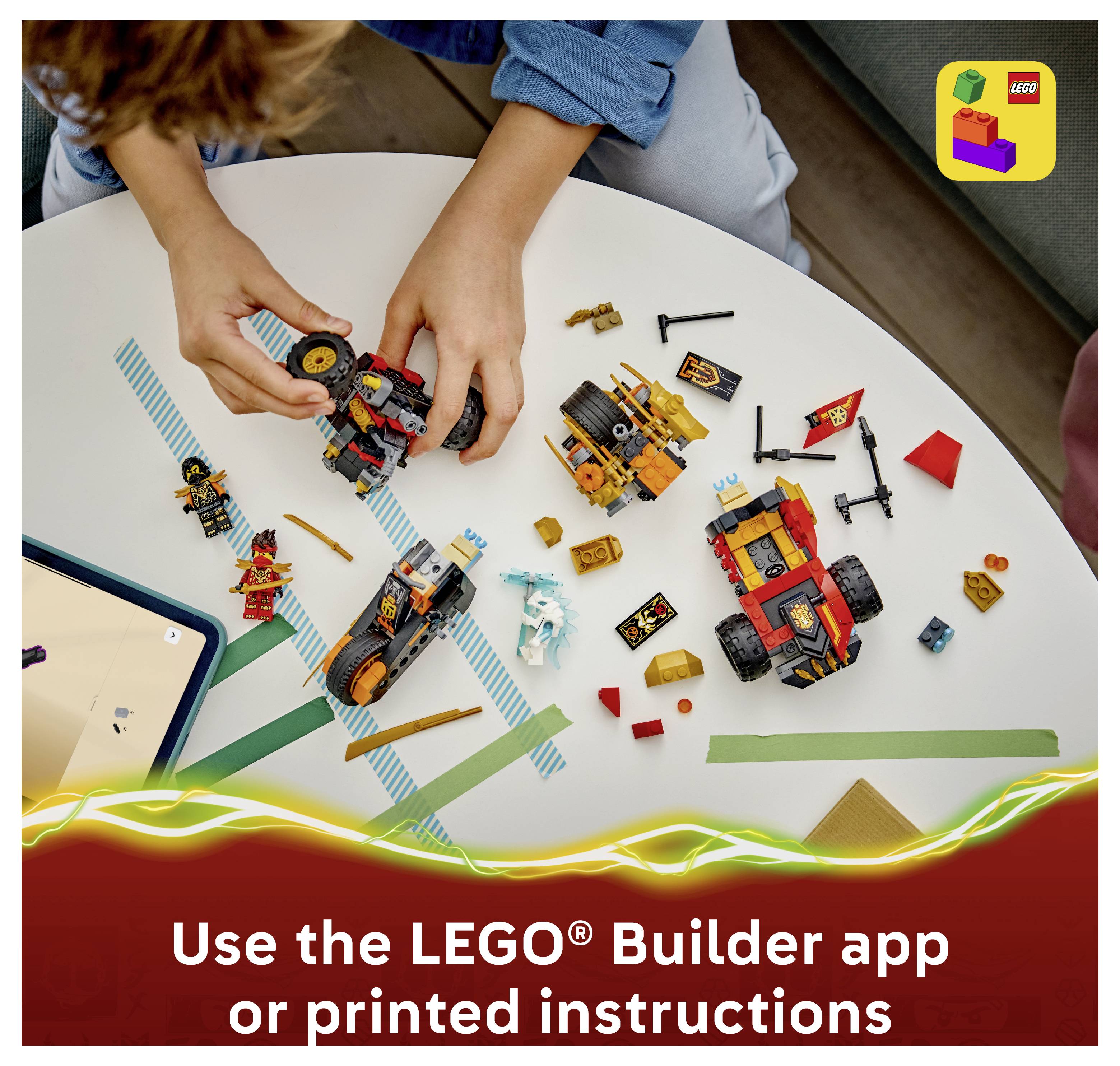 Ruce sestavující vozidla LEGO na stole; text zní "Použijte aplikaci LEGO® Builder nebo tištěné pokyny".