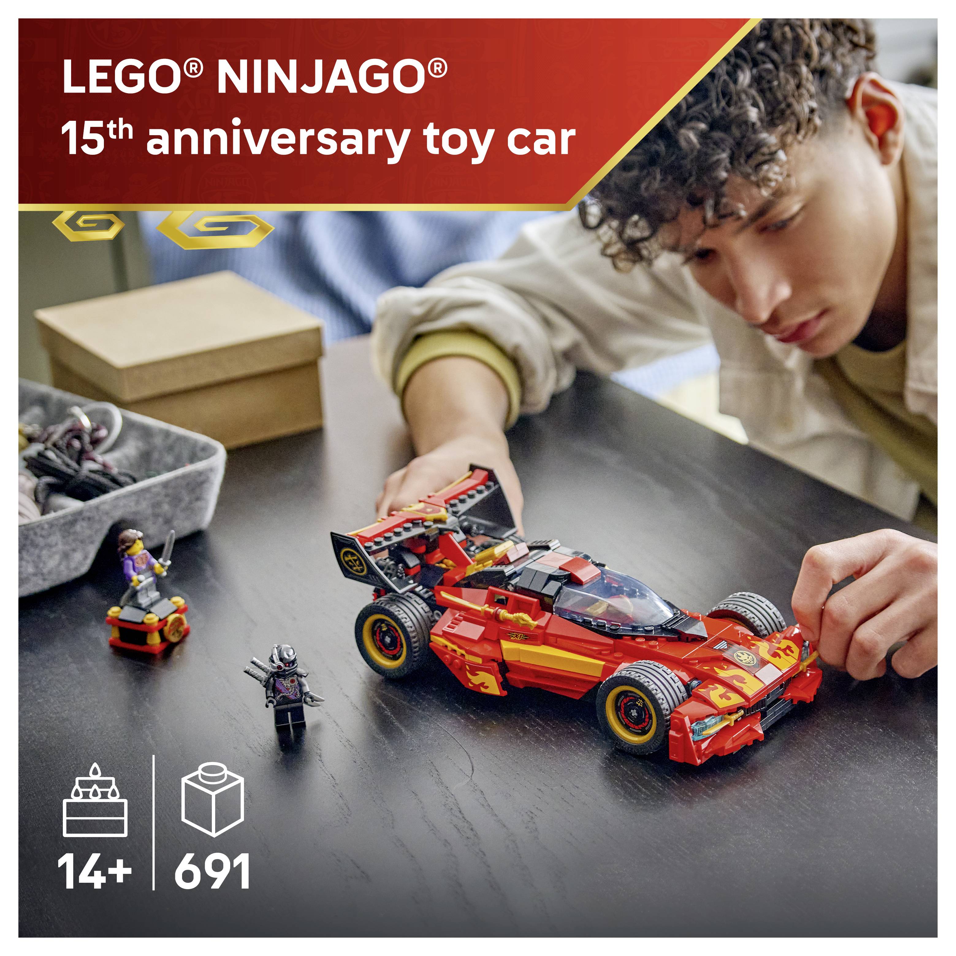 Chlapec skládající LEGO Ninjago 15. výročí hračku v podobě auta, s věkovým omezením 14+ a 691 součástkami.
