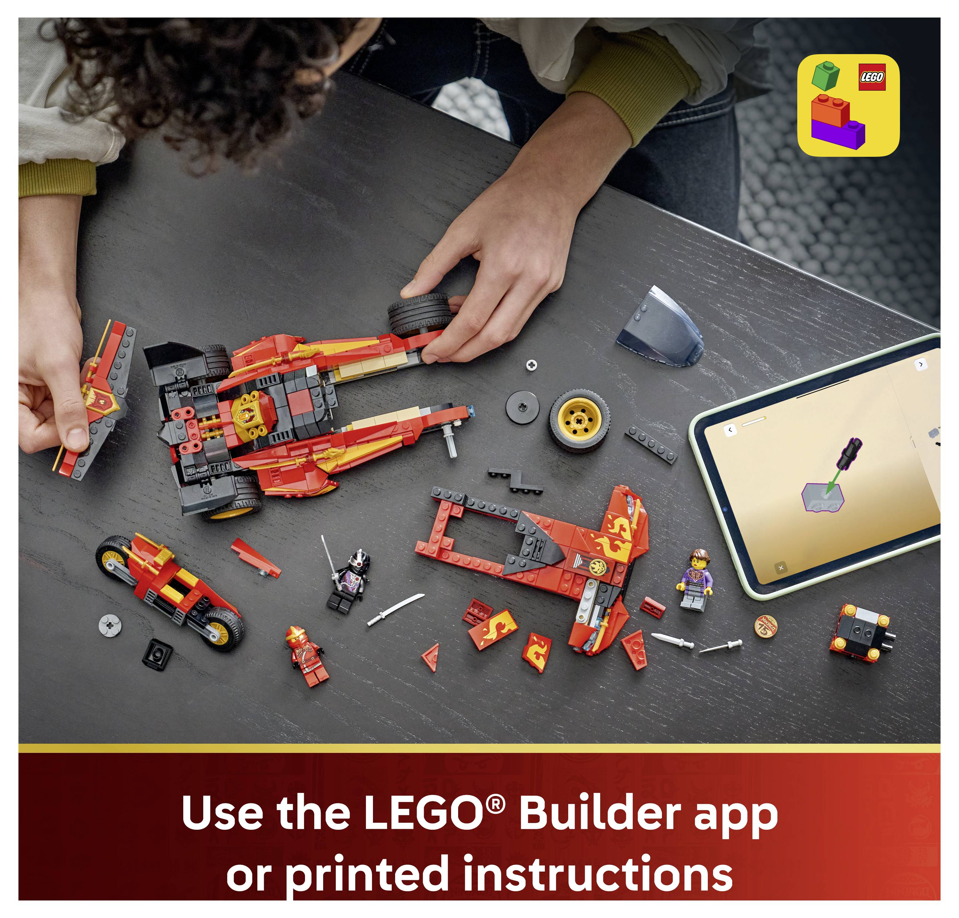 Ruce skládající LEGO závodní auto na stole vedle tabletu zobrazujícího pokyny, s rozptýlenými součástkami a textem "Použijte aplikaci LEGO® Builder nebo tištěné pokyny".