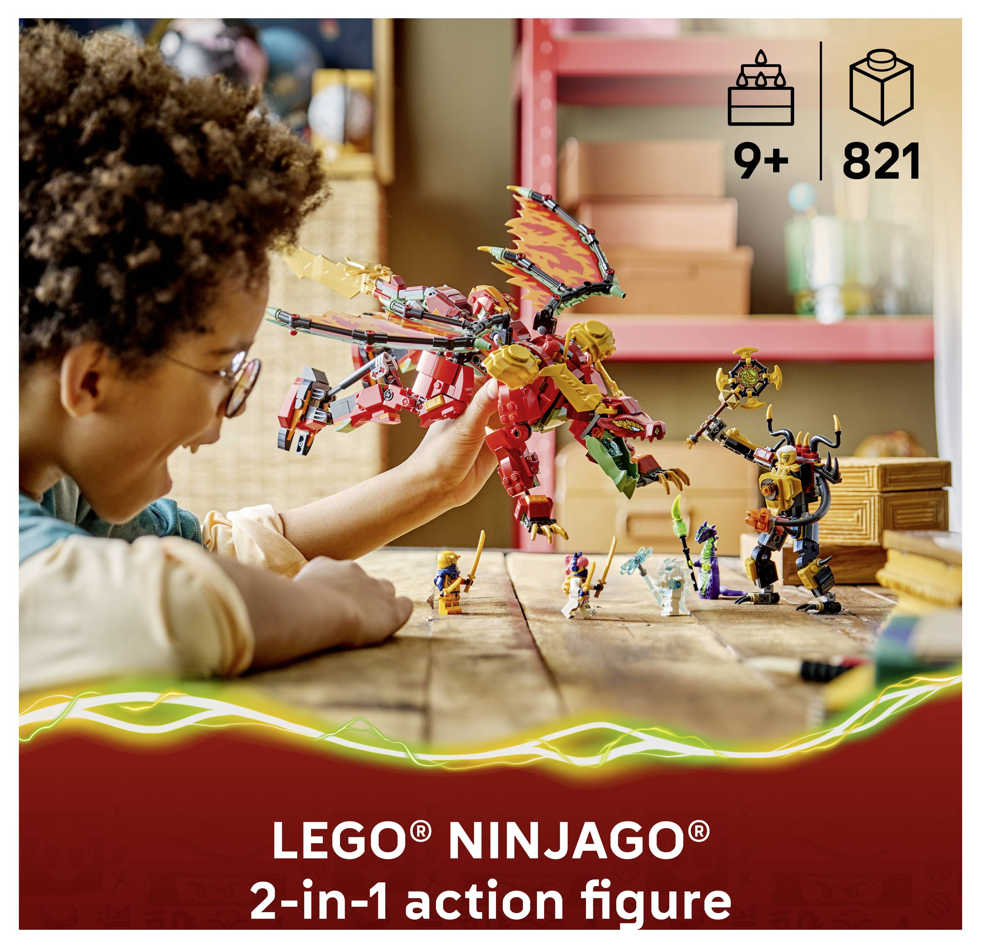 Dítě si hraje s červeným LEGO NINJAGO drakem figurkou a menšími postavičkami; text zní 'LEGO NINJAGO 2v1 figurka s akcí' s ikonami zobrazujícími 9+ a 821 kusů.