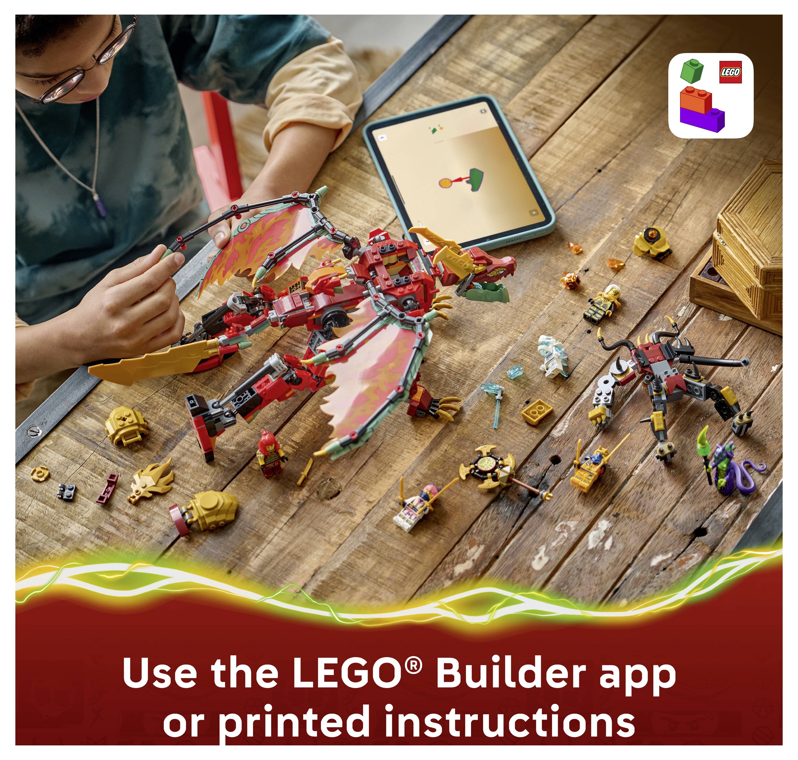 Dítě skládající model LEGO draka na dřevěném stole, s aplikací LEGO Builder na tabletu a textem "Použijte aplikaci LEGO® Builder nebo tištěné pokyny".