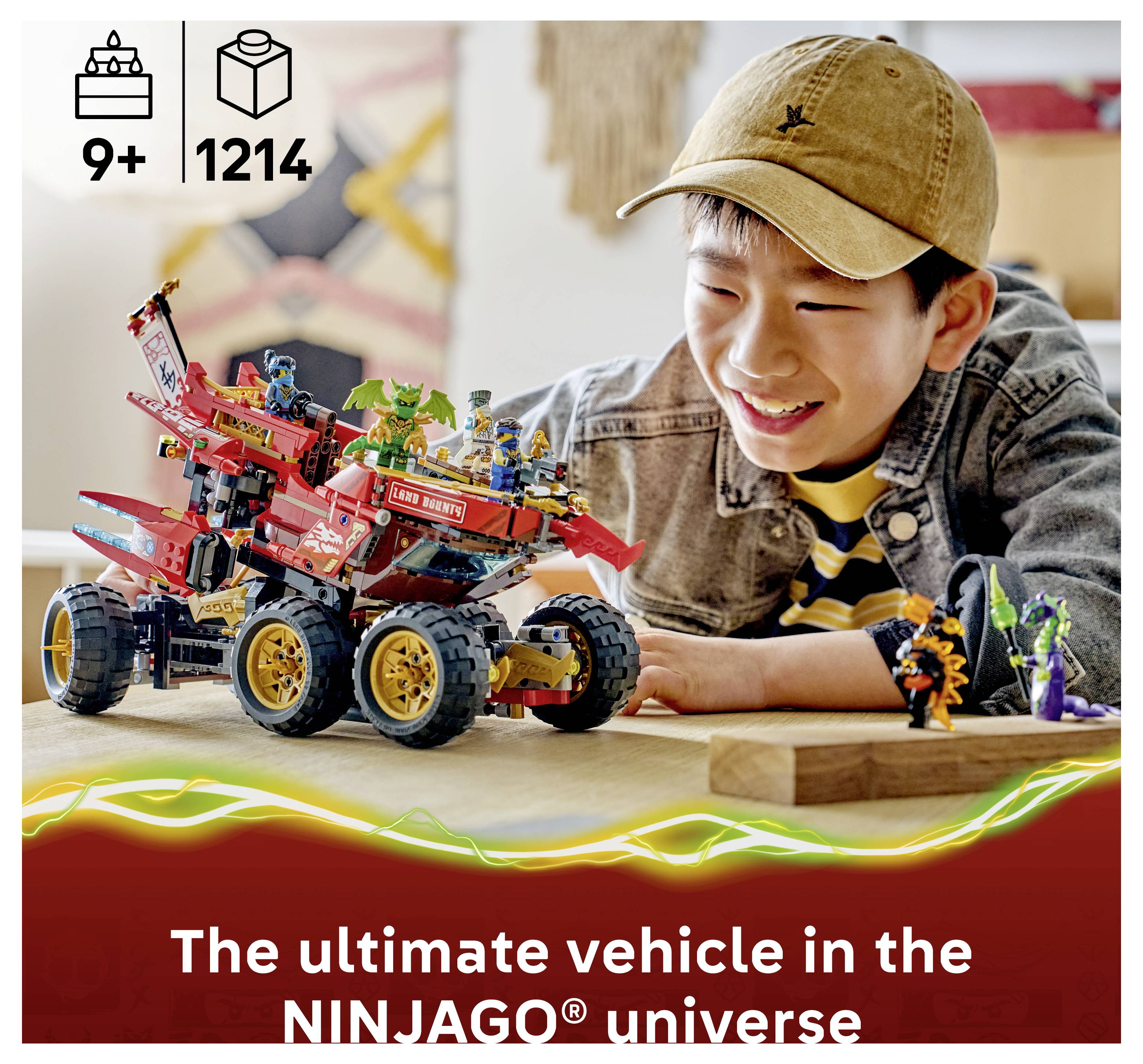 Chlapec se usmívá na sadu vozidel LEGO NINJAGO s minifigurkami; text reklamy zní "Nejlepší vozidlo ve vesmíru NINJAGO", věk 9+, 1214 dílků.