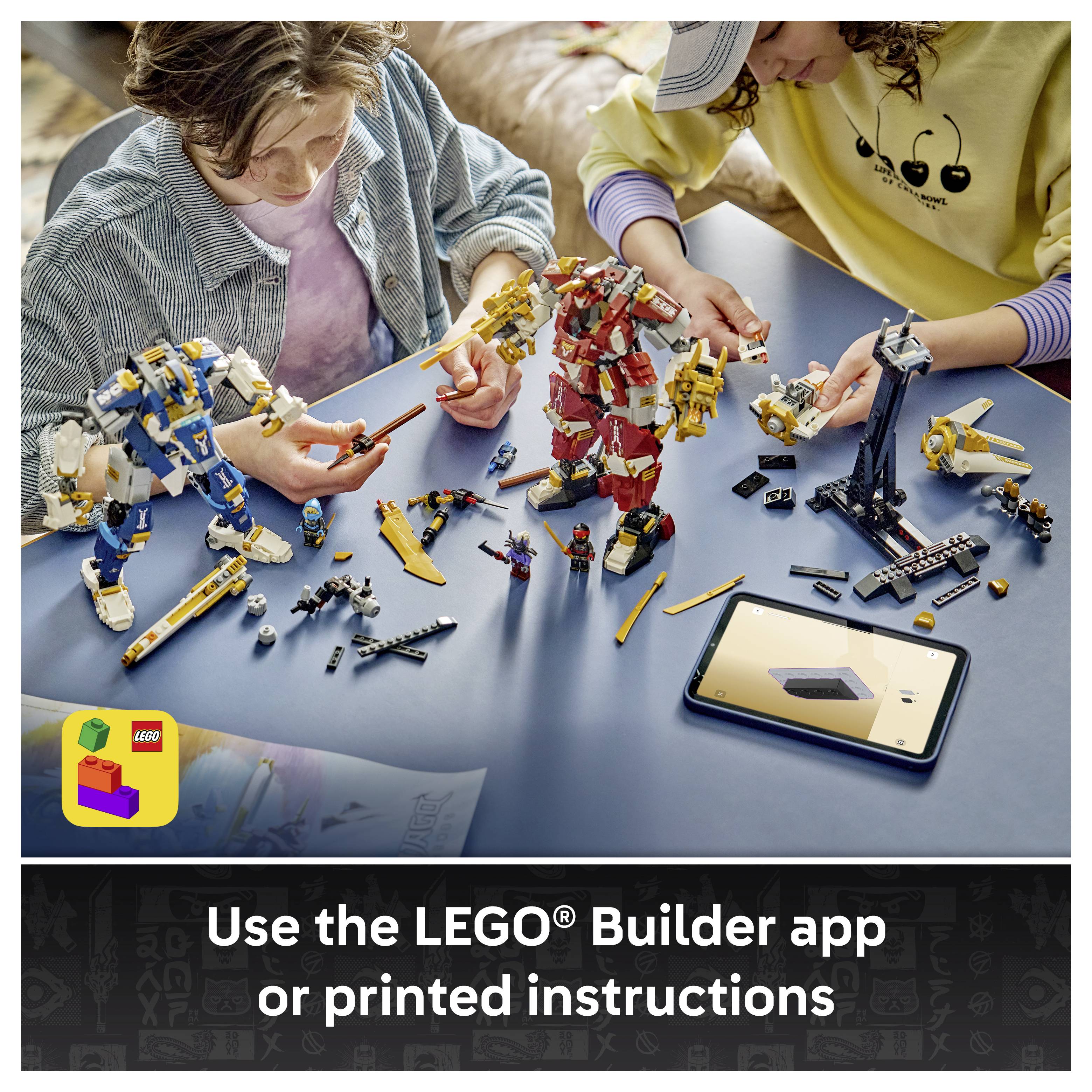 Dva děti stavěly LEGO roboty u stolu, přičemž na telefonu je vidět aplikace LEGO Builder a text: "Používejte aplikaci LEGO Builder nebo tištěné pokyny".