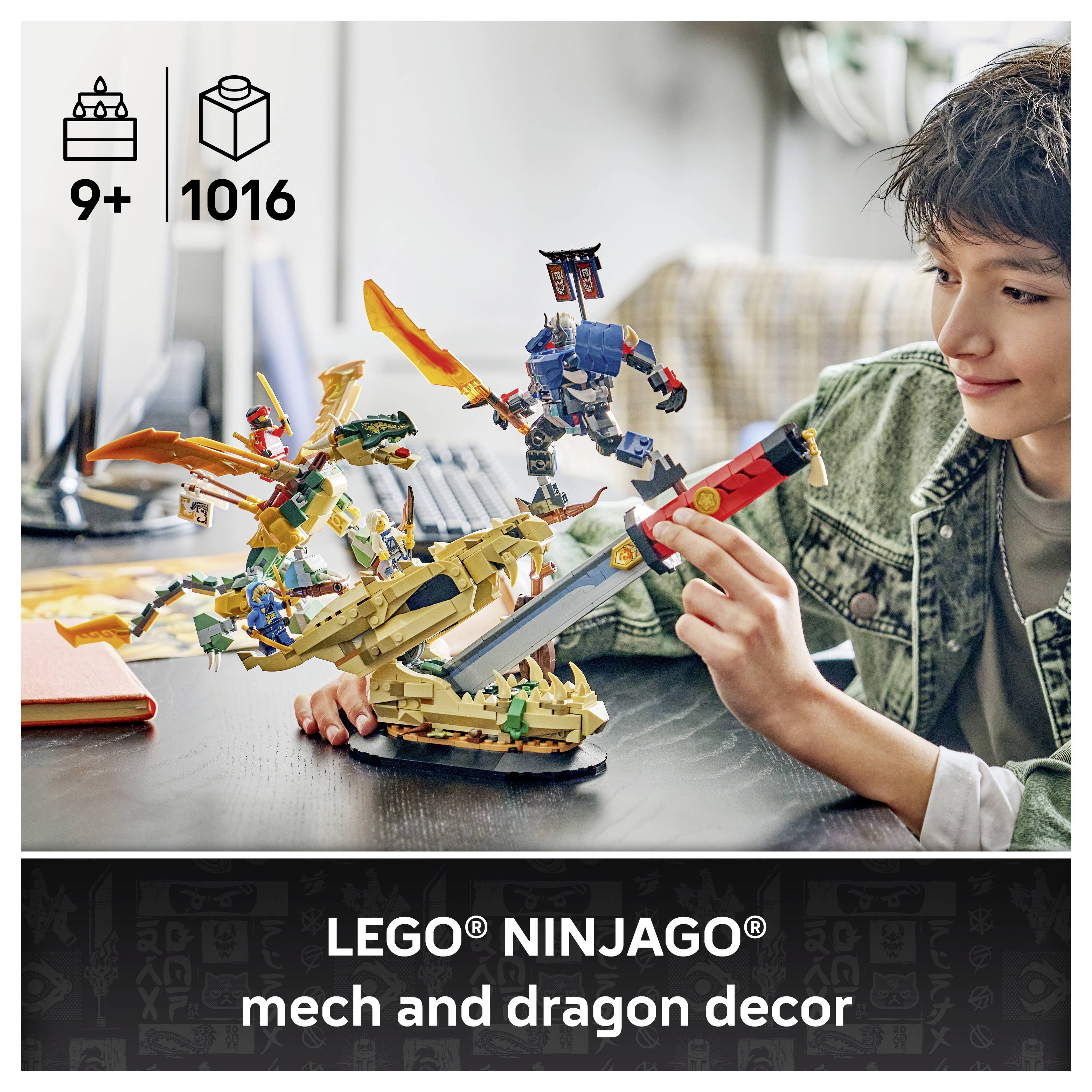 Dítě si hraje se stavebnicí LEGO NINJAGO se mechą a drakem na stole, označenou "9+" a "1016" dílků.