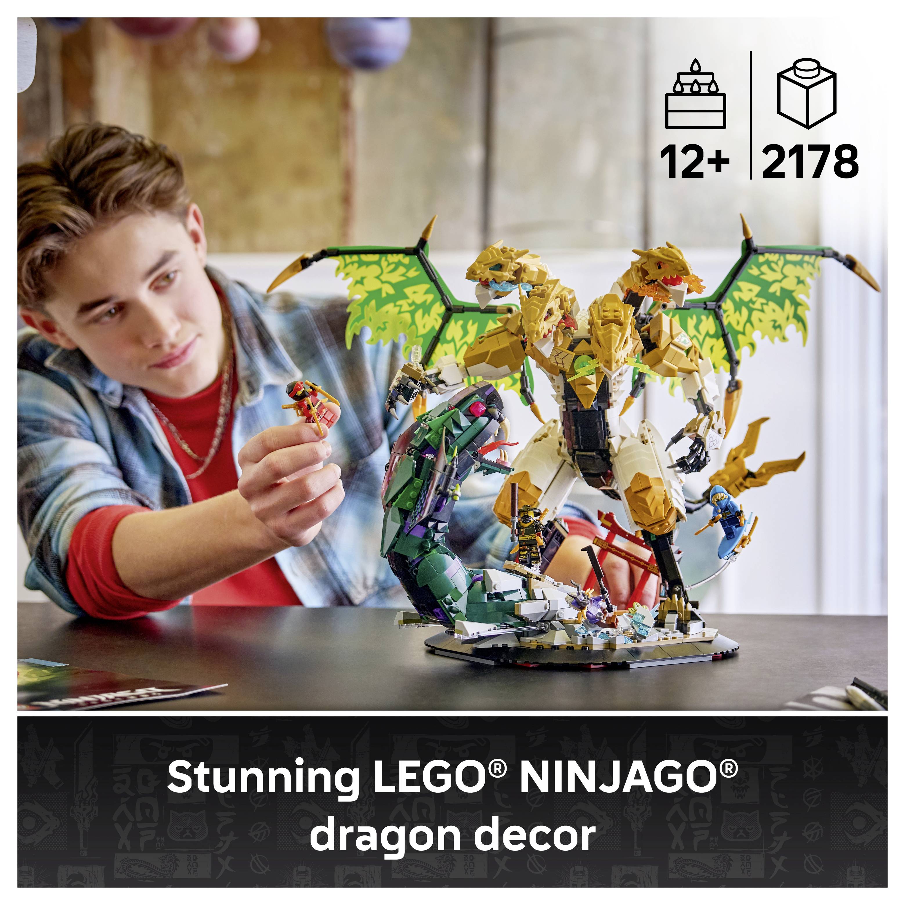 Chlapec skládající sadu LEGO NINJAGO draka na vystavení, s textem na obrázku "Ohromující dekorace LEGO NINJAGO draka", od 12+ let a 2178 dílků.