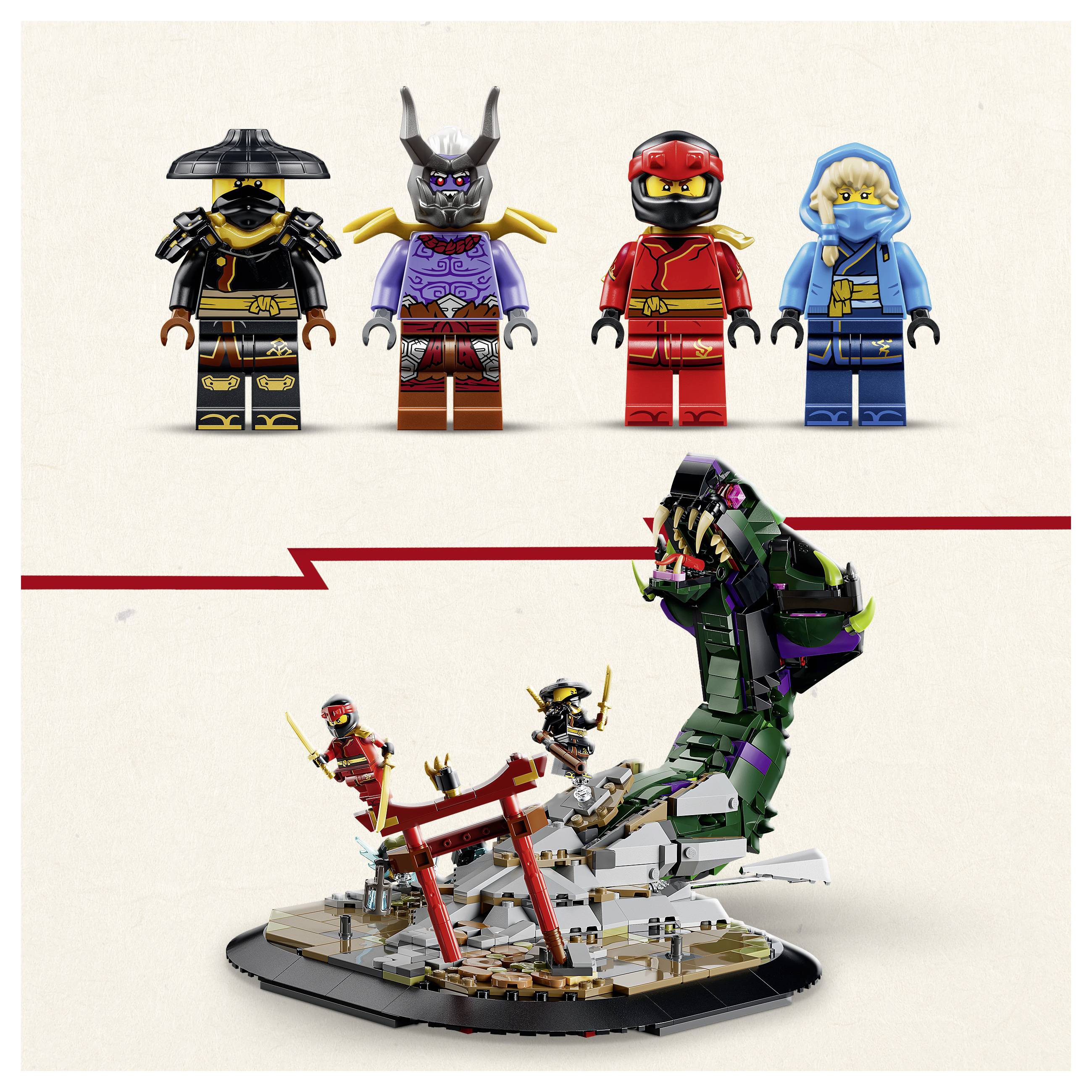 LEGO Ninjago sada s čtyřmi ninja minifigurkami nahoře a scénou bitvy se serpentýnským nepřítelem dole na podstavci.