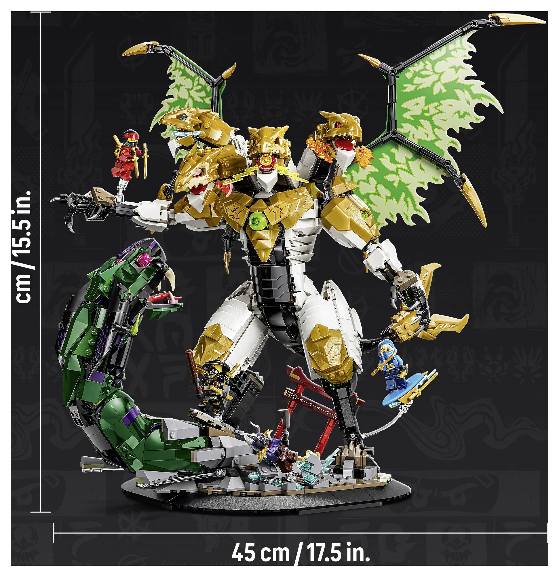 LEGO model draka na podstavci s minifigurkami a popisky velikosti ukazující 45 cm na šířku a 39,5 cm na výšku.