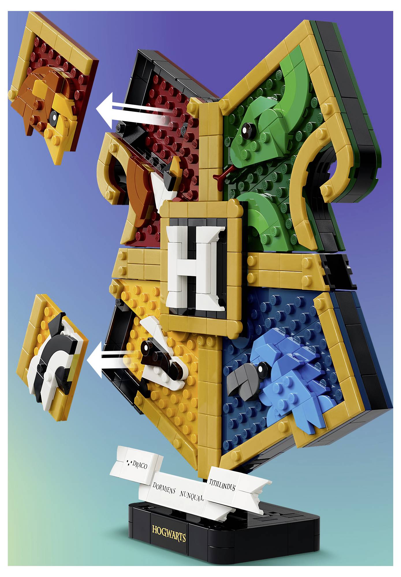3D LEGO model znaku Bradavic se čtyřmi erby domů, centrálním „H" a popisky pro Zmijozeletovu, Nebelvírskou, Mrzimořskou a Orelskou věž na černém podstavci.