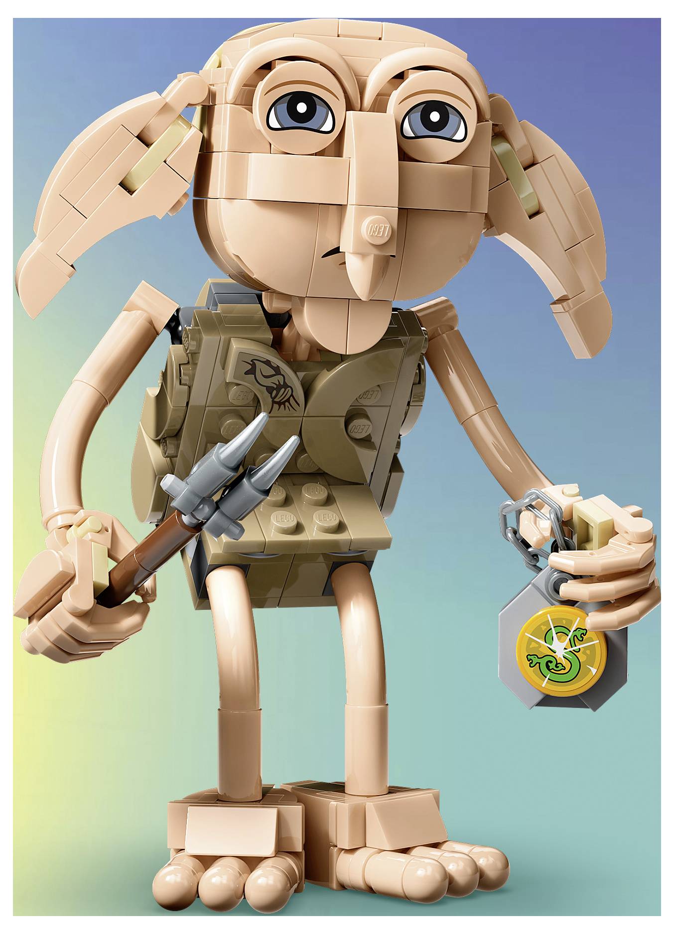 Kreslený humanoidní tvor ve stylu LEGO s opadávajícími ušima, držící kopí a malou visící tašku nebo medailon na modrozelenom pozadí.