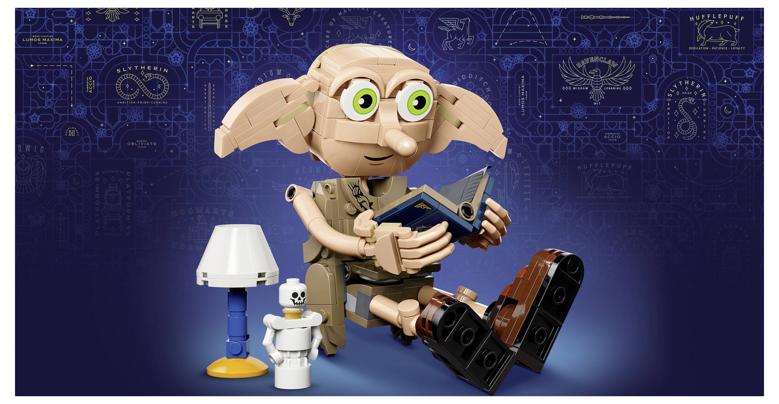 Figurka LEGO podobná Dobbymu sedí a drží knihu vedle lampy a malých doplňků na modrém vzorovaném pozadí.