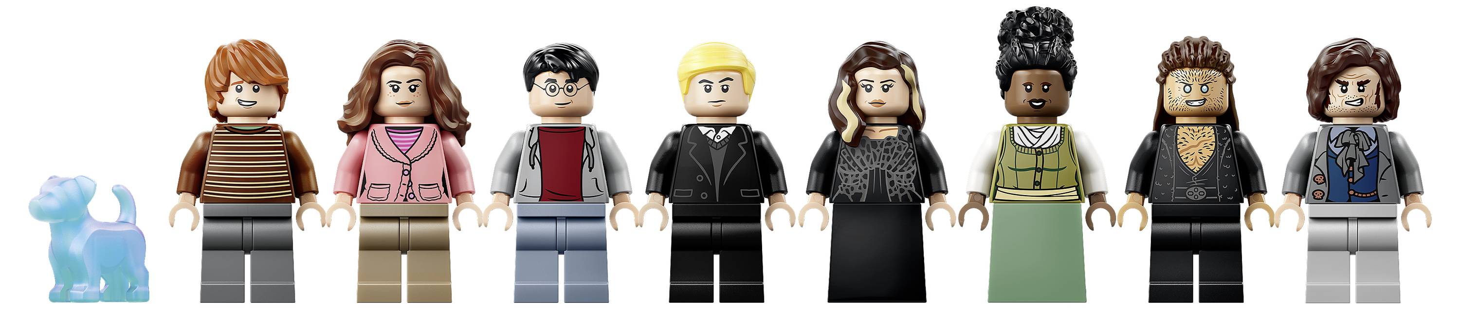 Řada devíti LEGO figurek stojících vedle sebe, včetně malé modré zvířecí figurky na krajní levé straně, zobrazené na bílém pozadí.
