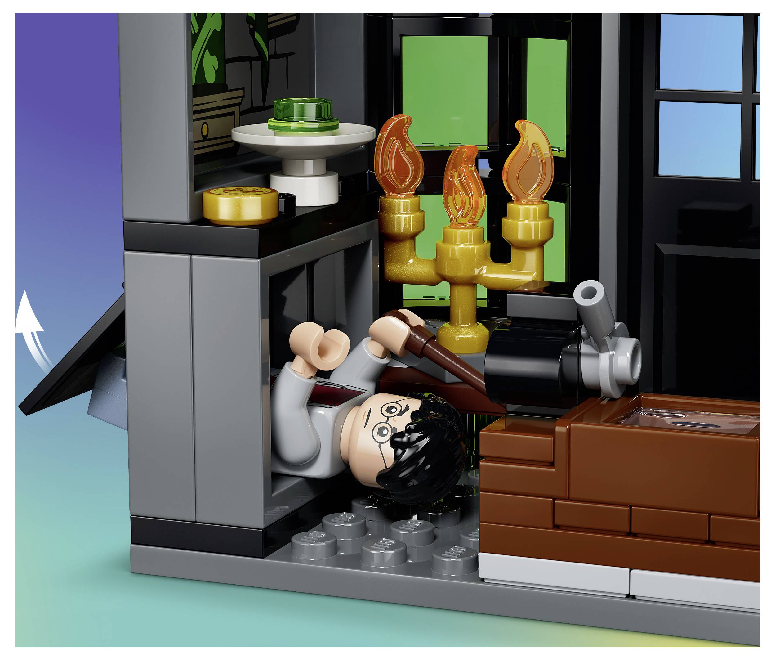 Figurka LEGO leží uvězněná na podlaze vedle hnědé zdi pod zlatým svícnem v tmavé interiérové scéně.