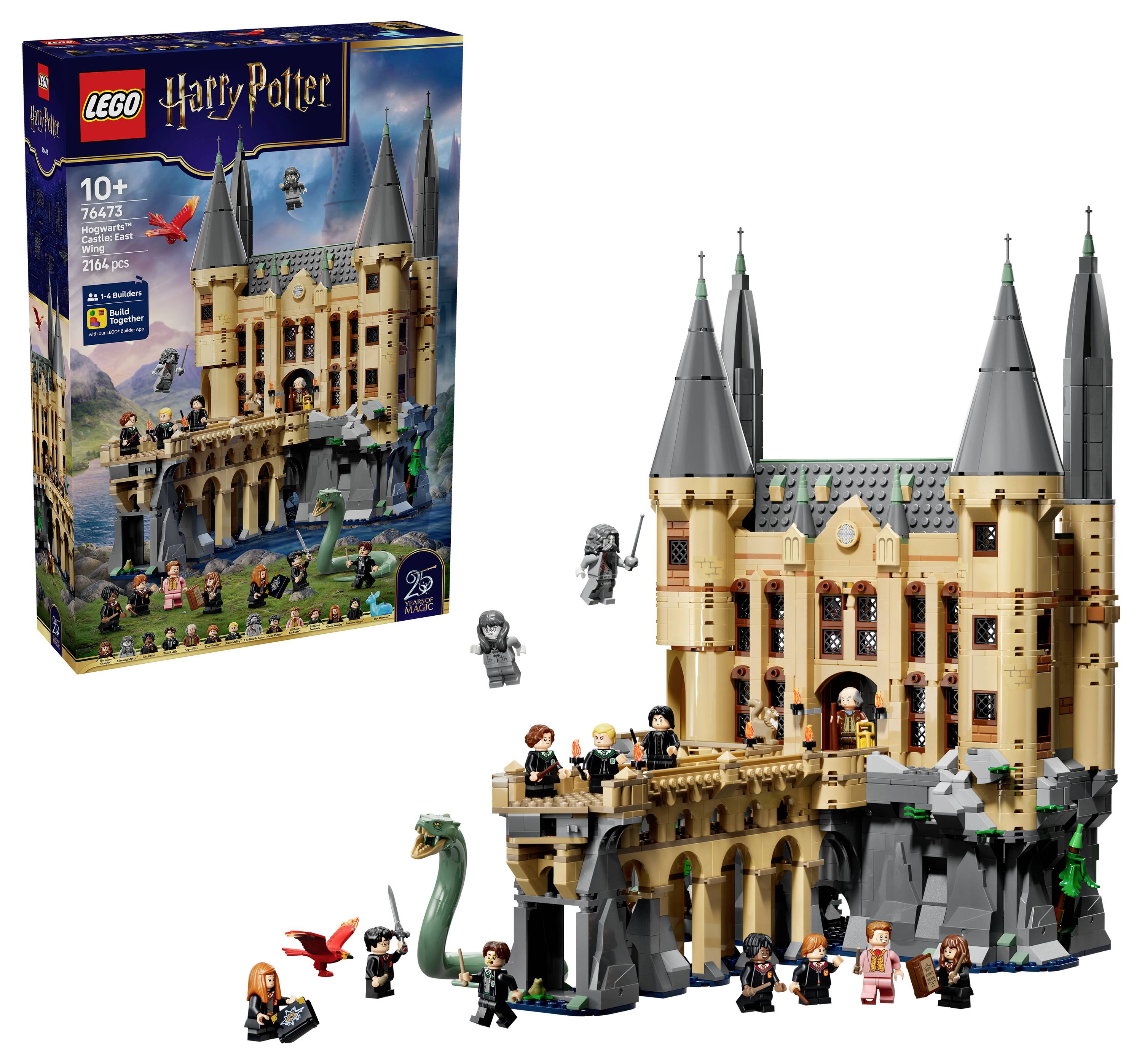 LEGO Harry Potter Hradní set Bradavic se sestaveným hradem, figurkami, létajícím červeným ptákem a krabicí produktu zobrazenou vedle něj.