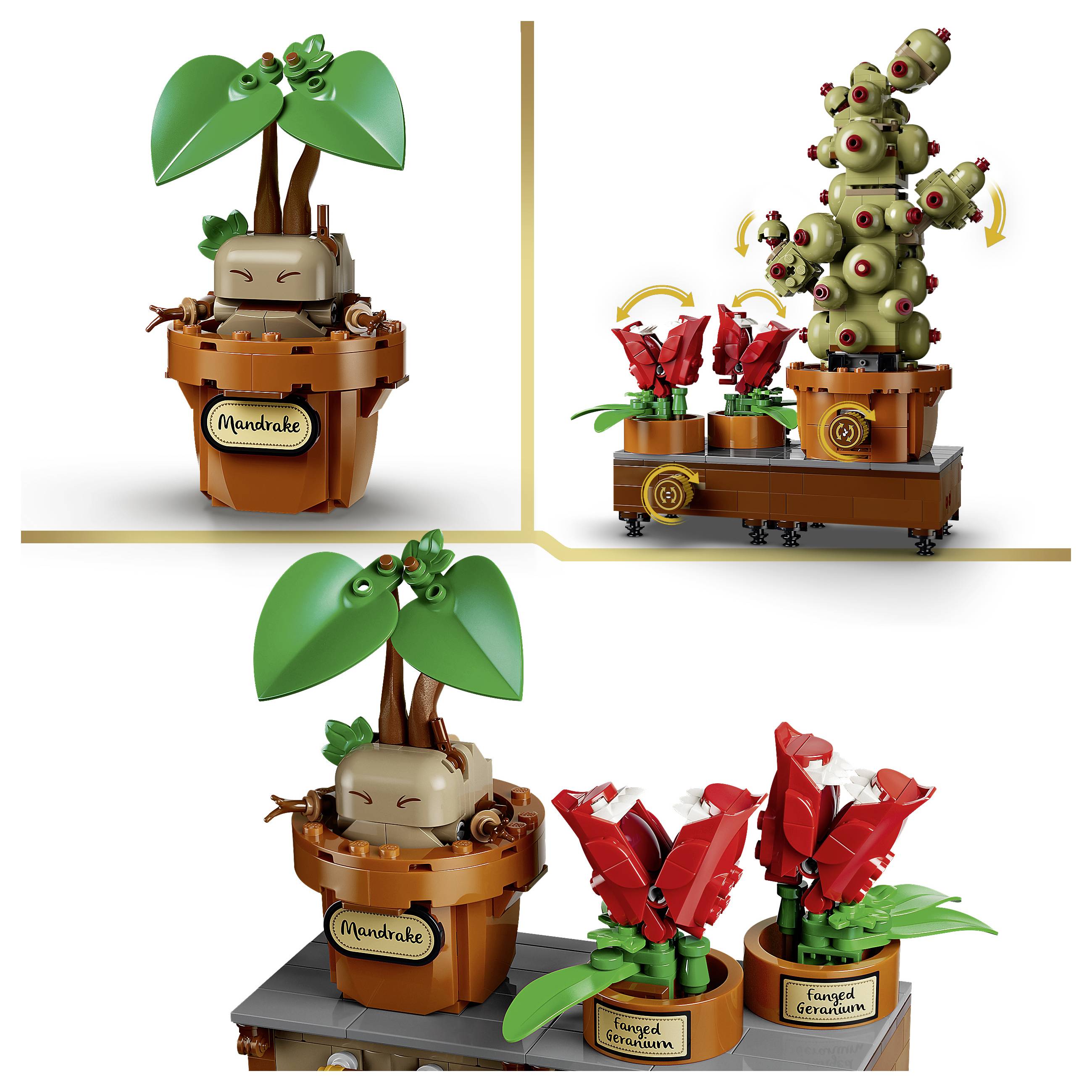 Tři LEGO-stylové modely rostlin Mandragory v hnědých květináčích, včetně květinového displeje v květináči na vozíku s červenými květy, zobrazeno z různých úhlů.