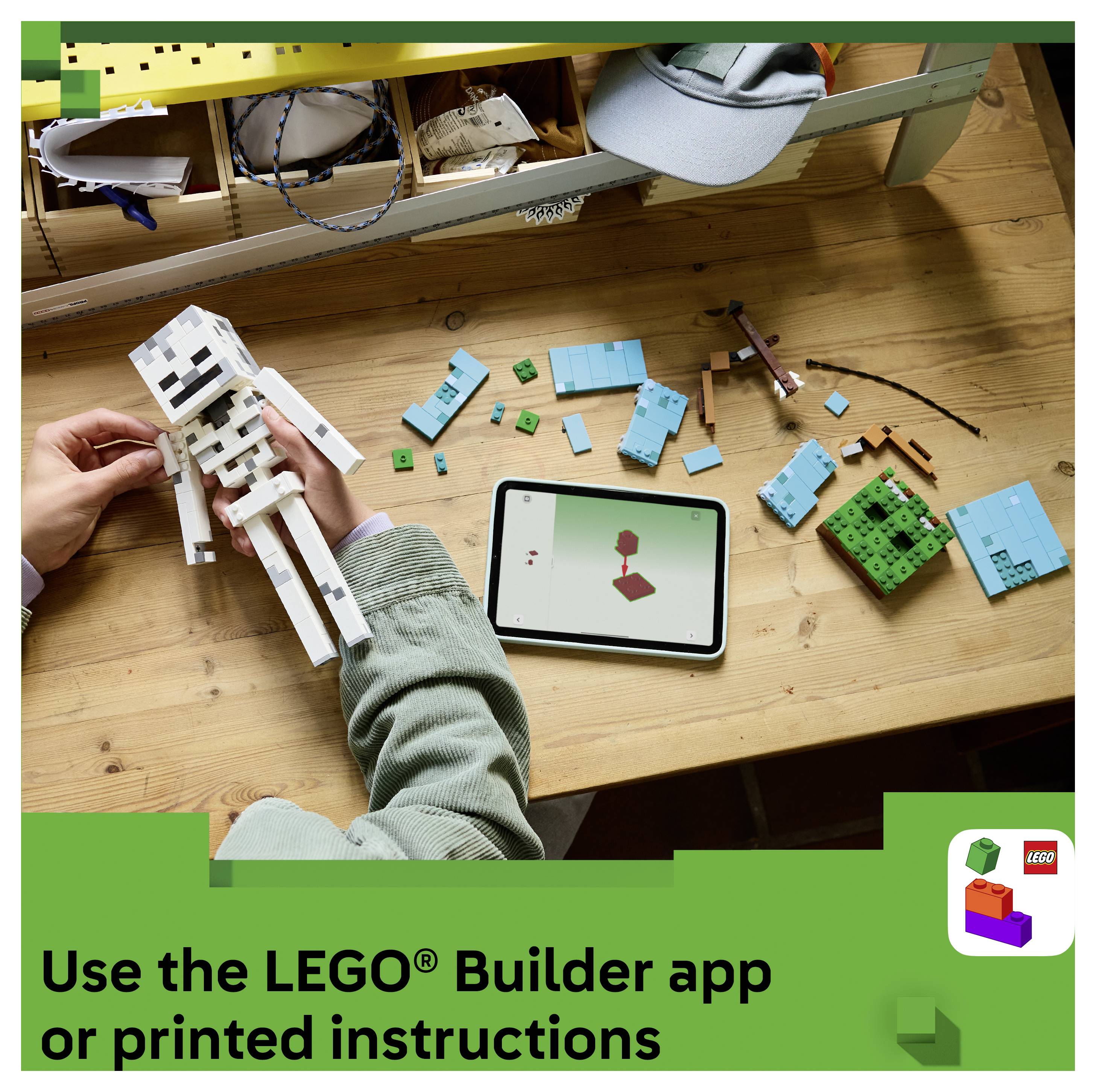 Osoba skládající figurku LEGO na dřevěném stolu pomocí tabletu s návodem; text zní "Použijte aplikaci LEGO® Builder nebo tištěný návod".