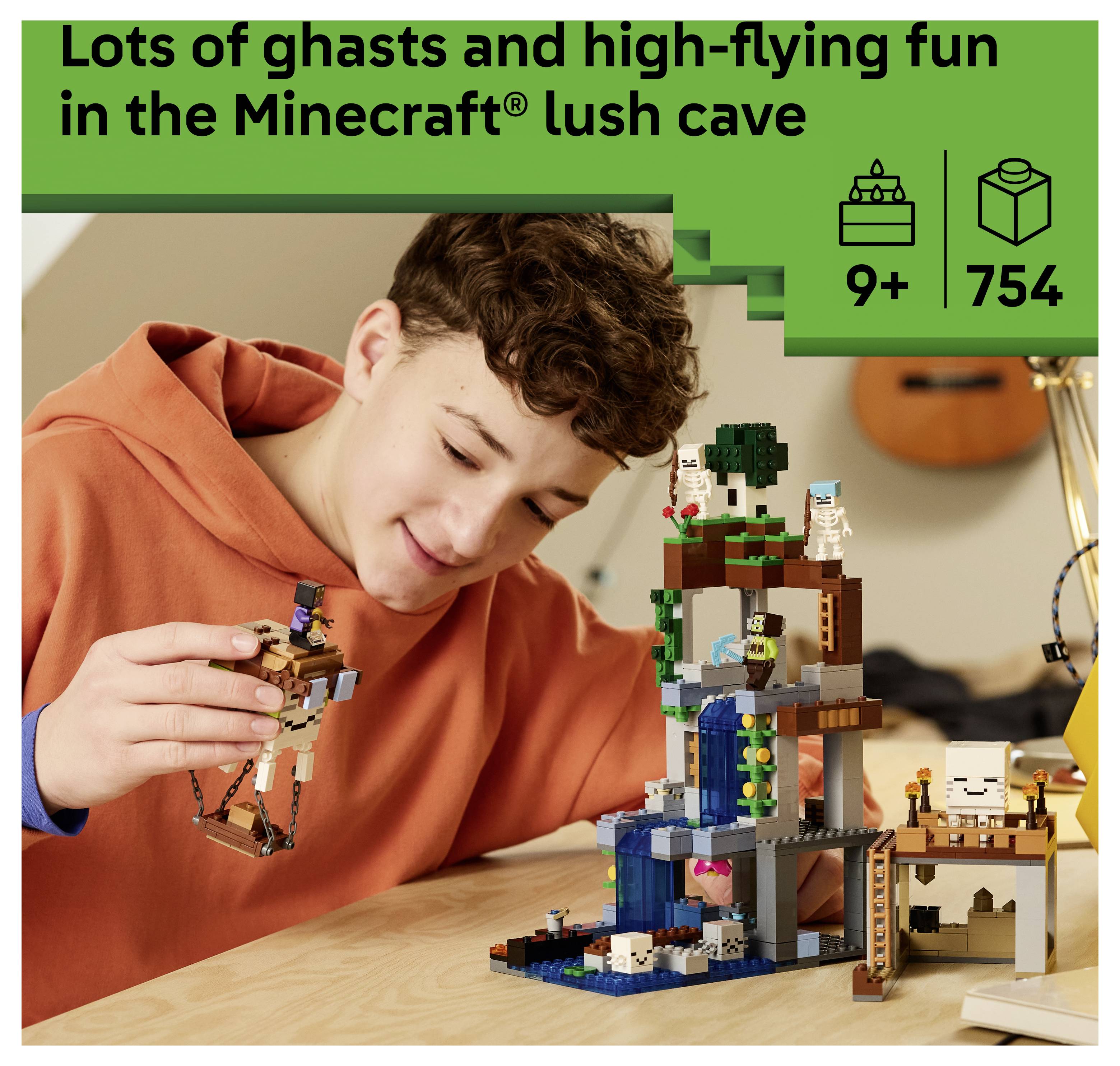 Chlapec staví a hraje si se sadou LEGO Minecraft bujné jeskyně; obrázek ukazuje věk 9+ a 754 kusů.