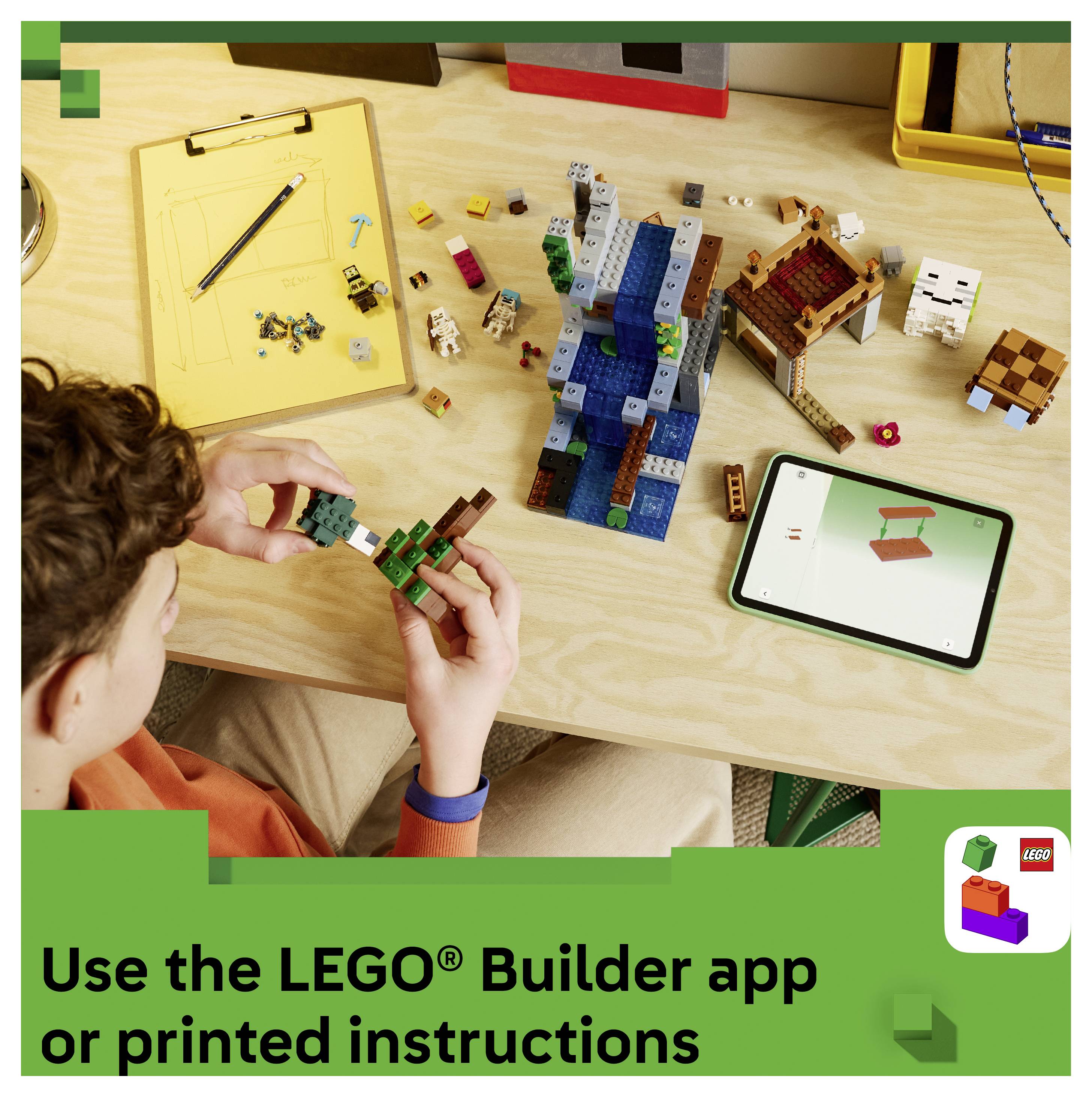 Dítě staví model z LEGO na stole, zatímco tablet zobrazuje návod; text říká „Použijte aplikaci LEGO Builder nebo tištěné návody".