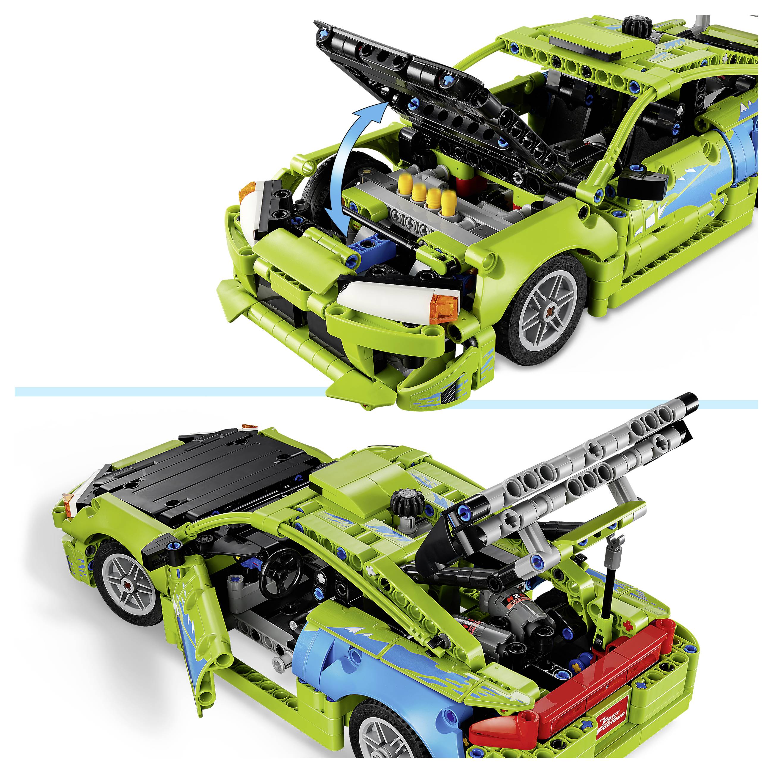 Dva pohledy na limetkově zeleného LEGO závodního automobilu zobrazující kapotu a zadní kryt motoru otevřené tak, aby odhalily vnitřní součásti motoru a konstrukční prvky.