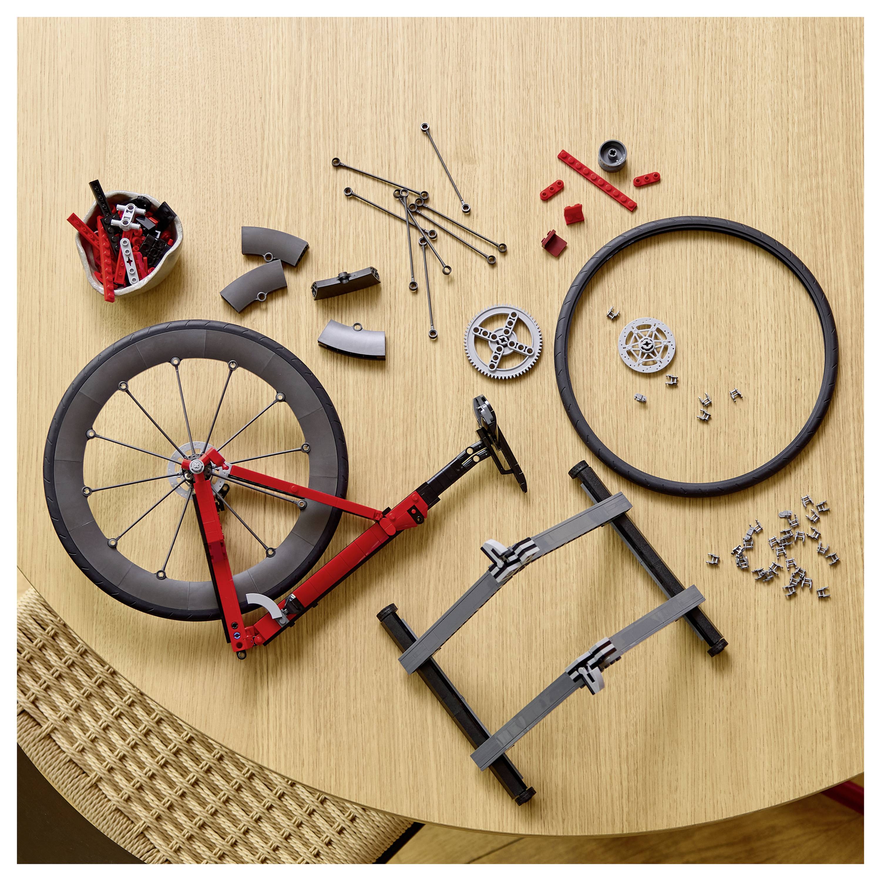 6588529 LEGO® ICONS™ Závodní kolo; stavebnice pro dospělé cyklisty s funkčním autentickým detaily-10